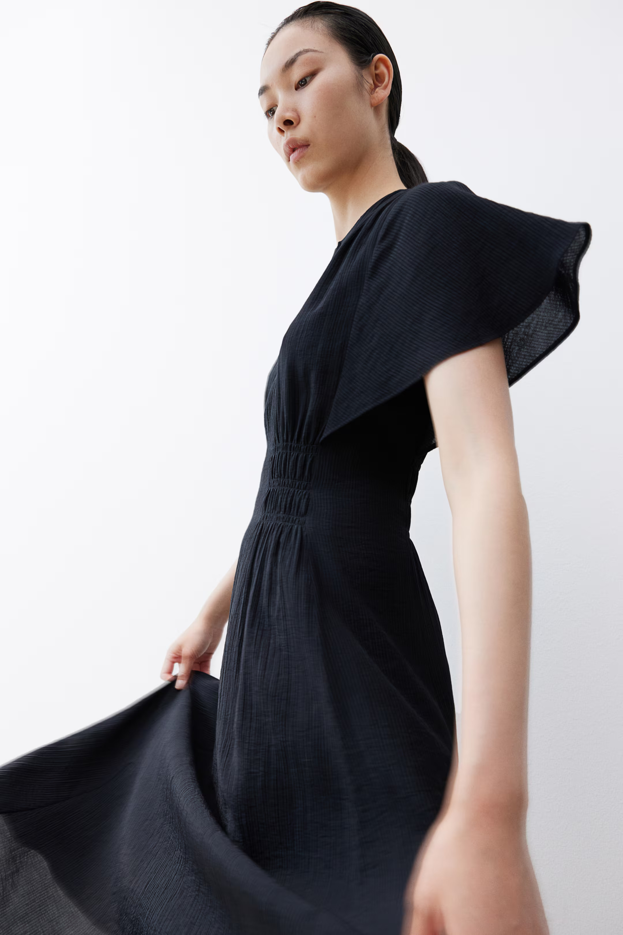 Long smock-waisted dress - Round neck - Short sleeve - Black - Ladies | H&M GB | H&M (UK, MY, IN, SG, PH, TW, HK)