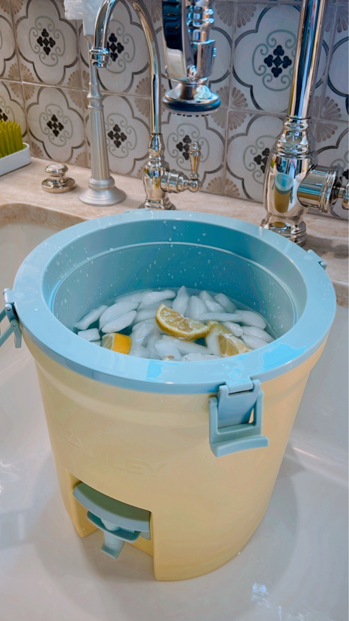 Summer Sips 🍋💦

#stanley #target #founditattarget #lemonwater #ltkhome #ltktravel #beach #lake #lakebuys #ltkseasonal #ltkfitness 

#LTKfindsunder100 #LTKparties #LTKxTarget