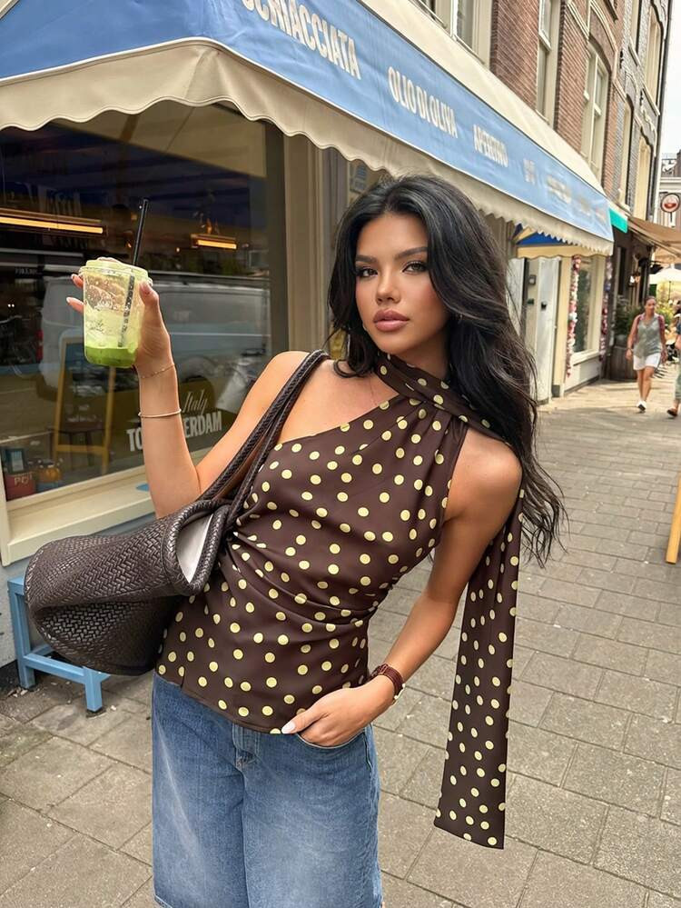 Blusa De Mujer Con Estampado De Lunares Elegante, Casual Y Sexy Con Diseño Asimétrico De Hombros Abiertos, Sin Mangas, Fruncida Y Ajustada Con Tirantes De Atar, Blusa De Mujer De Seda De Morera Para Yoga, Blusa Nueva De Mujer Para Primavera Y Verano, Blusa De Lunares Marrones, Adecuada Para Reuniones, Fiestas, Citas, Playa, Vacaciones, Regalo De Cumpleaños, Atuendo Para El Día De La Madre | SHEIN