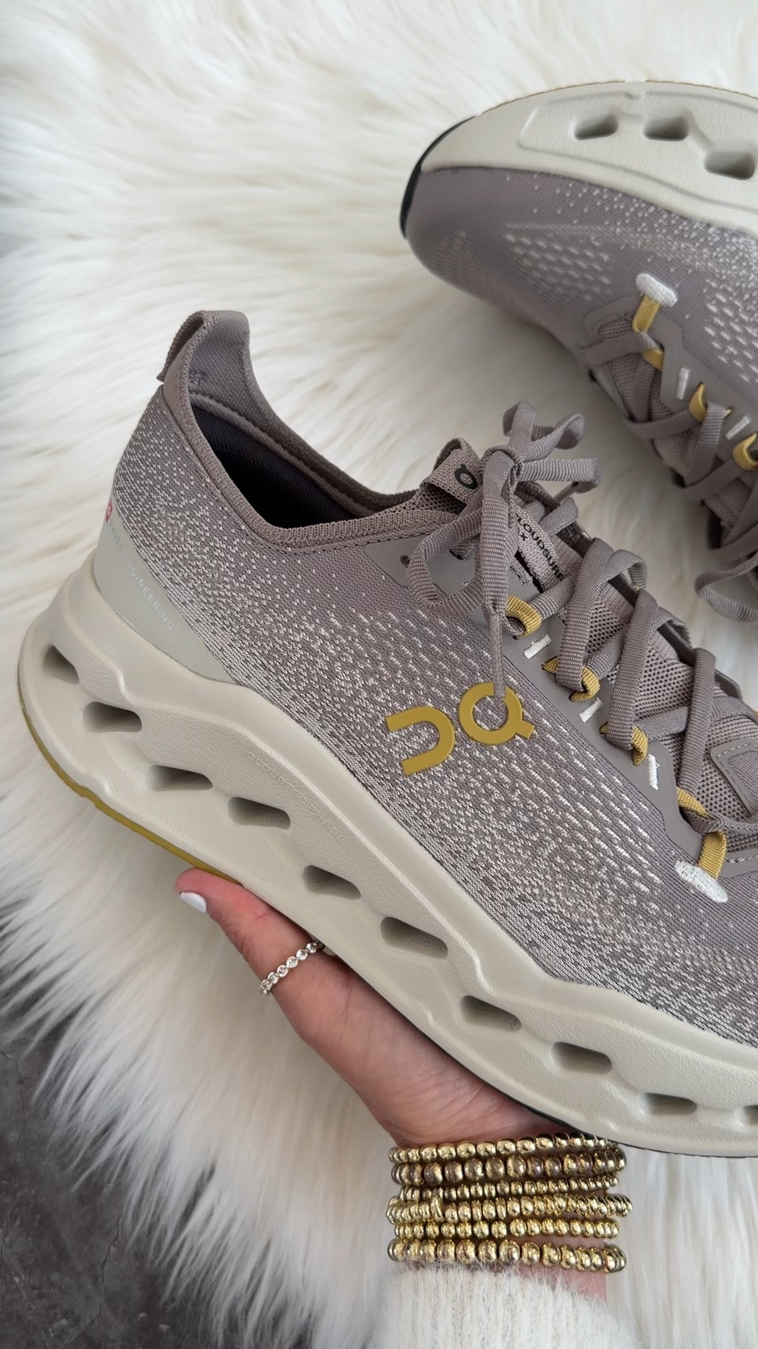 Cloudsurfer Max Running Sneaker
Runs true to size but if you’re in between sizes order 1/2 size up