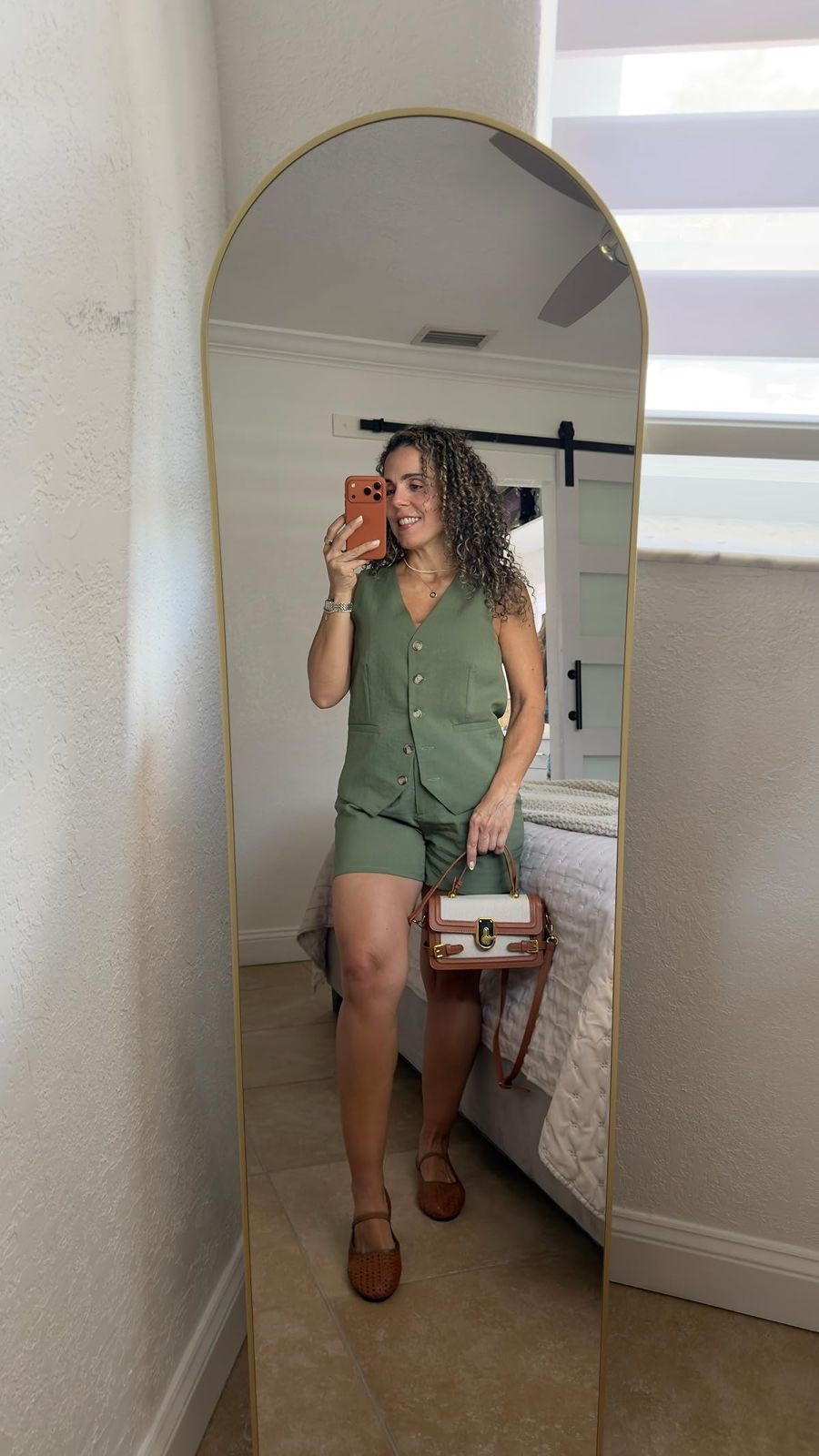 ¡Me encanta mi outfit combinado con estos lindos flats ! Conjuntos como estos son los que mamá necesita siempre para ahorrar tiempo . Usando talla S peso 125 lbs mido 5’02” #OOTD cartera similar #amazonfinds