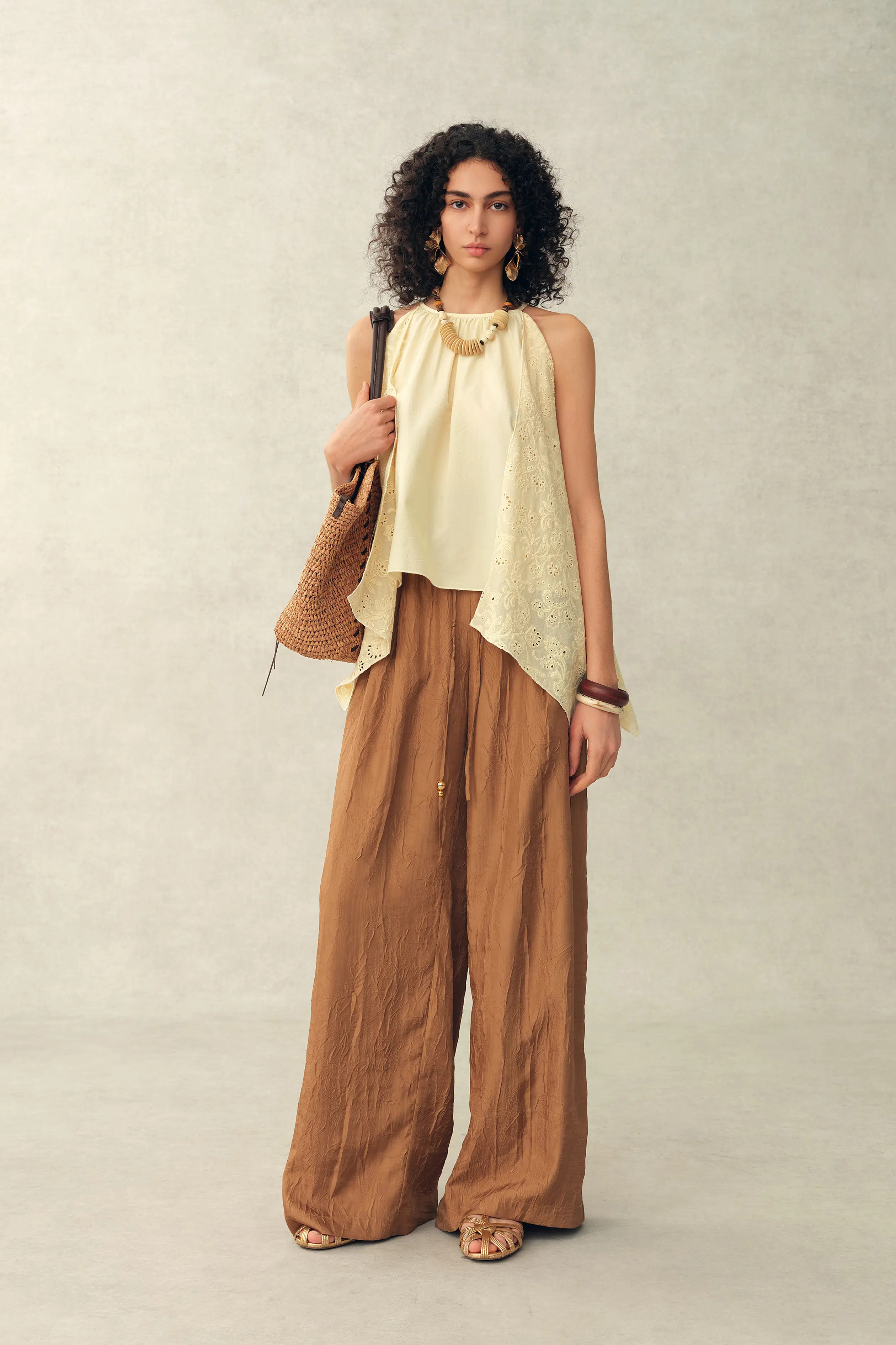 Top smanicato con pannello in pizzo color nocciola, collo halter, in m | Fabrique