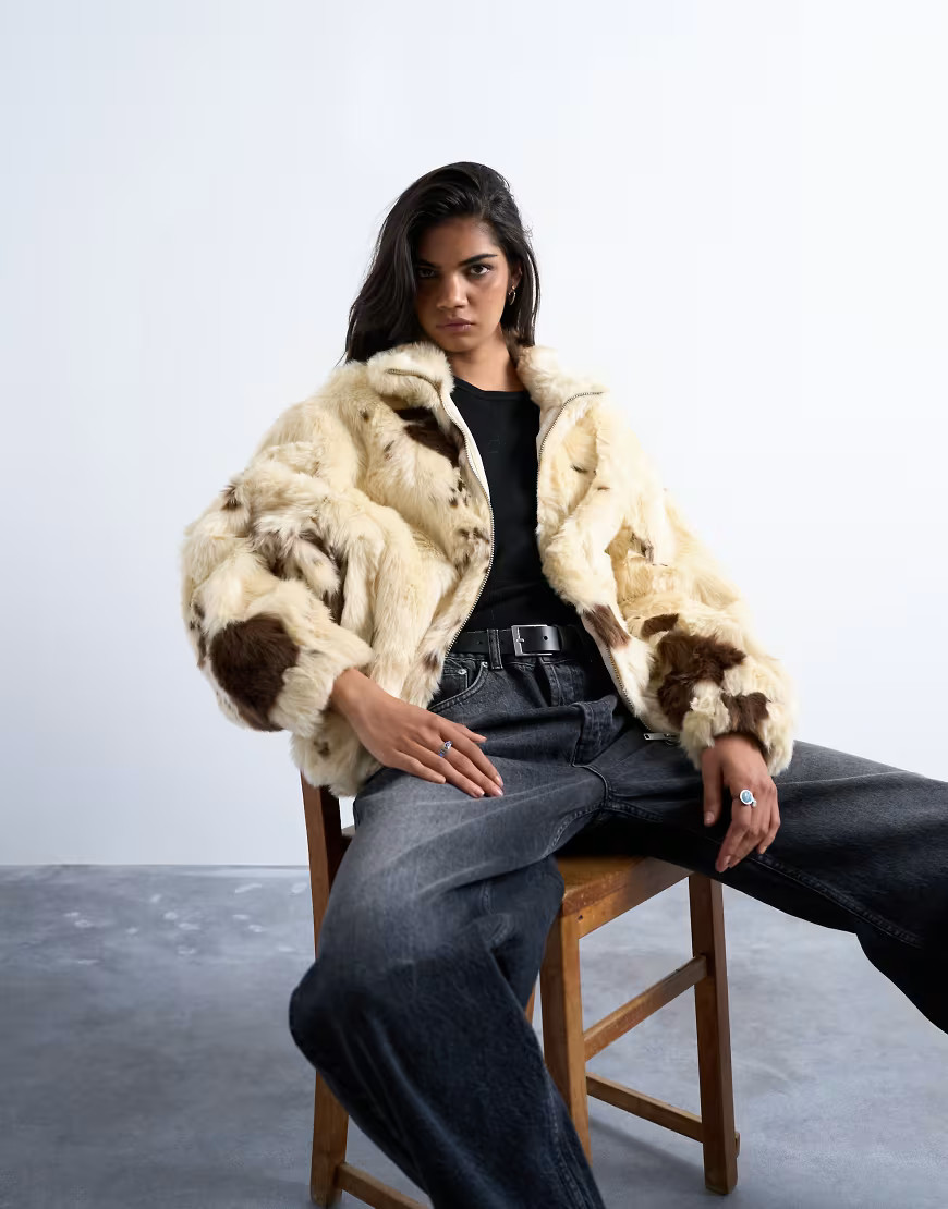 Topshop – Kunstpelz-Bomberjacke in Cremeweiß mit Kuhfellmuster und Stehkragen | ASOS (Global)