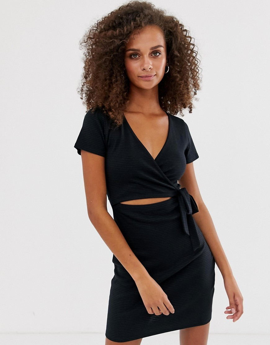 Abercrombie & Fitch - Vestitino a portafoglio a coste con cut-out-Nero | ASOS (Global)