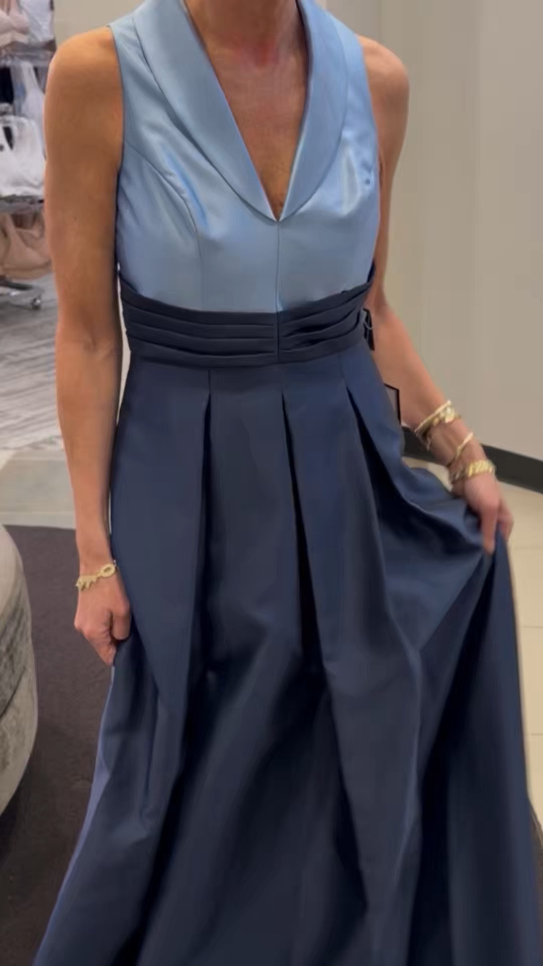 “Yes… you heard that right — Carolina Herrera inspired.
”
🎙 Voice Over
Yes, you heard that right.
This dress immediately reminded me of something you’d see from Carolina Herrera.
Classic. Structured. Timeless.
And the best part? It’s at a much more accessible price point.
This is exactly why I always tell my clients — you don’t need designer to achieve an elevated
look.
You just need the right silhouette.