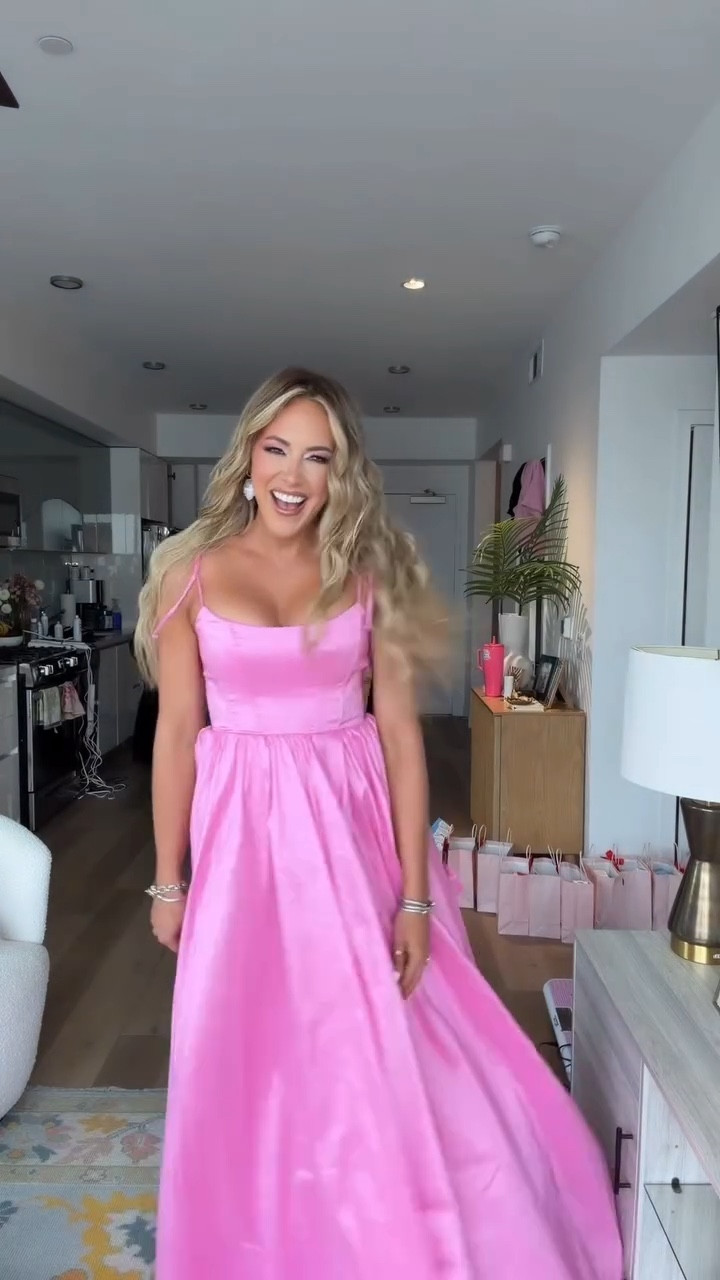 Galentine’s ready 😘💕 

Feeling like a bubblegum Barbie fairy princess & can’t wait to celebrate the month of *self* love with some amazing gals.

Glam: @kriskoskella 
Dress: @showmeyourmumu
Tan: @bronzdbykara