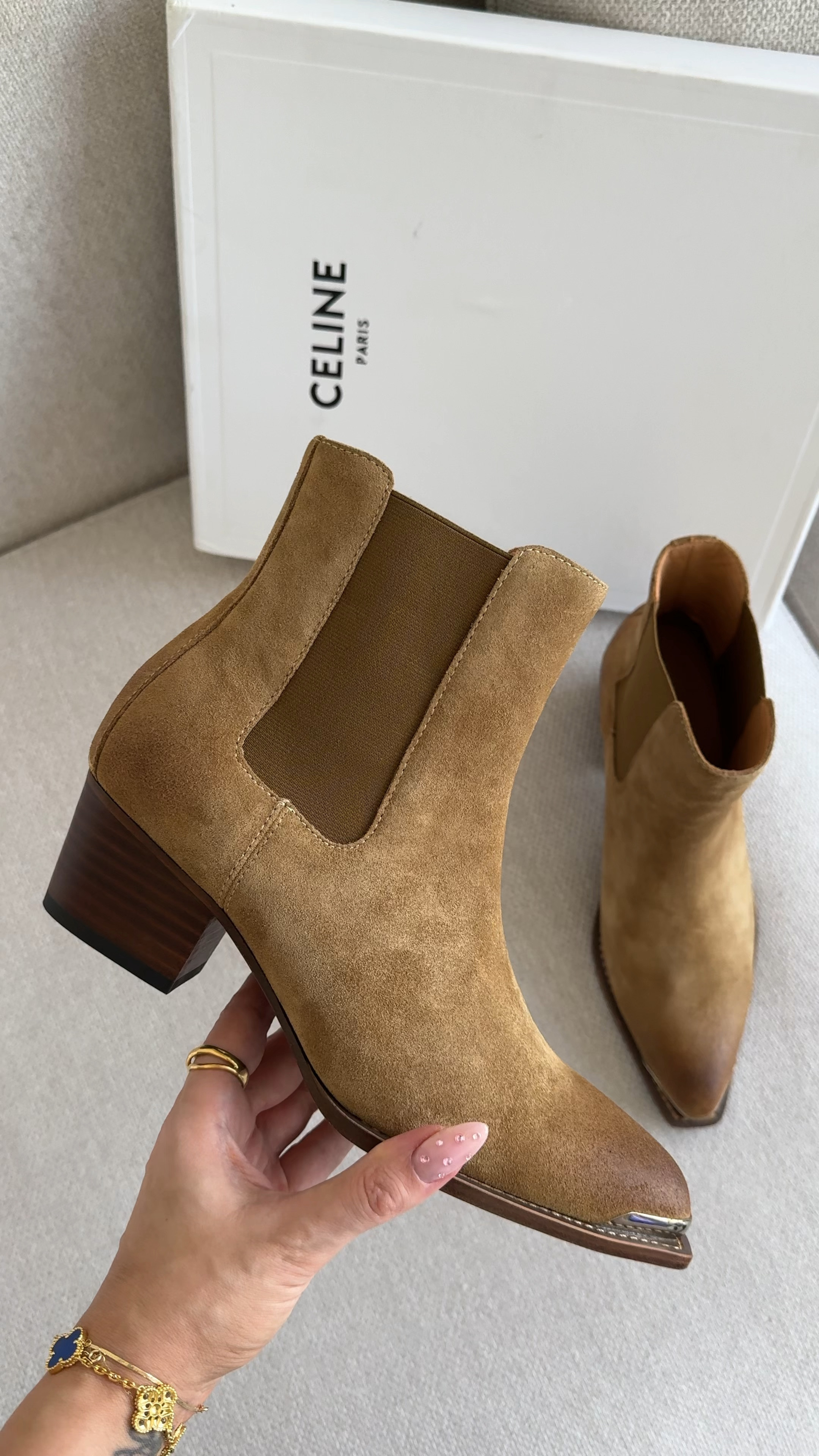 Premium suede!! 😍
Size up 1 size 

#LTKshoes #LTKsale #LTKautumn