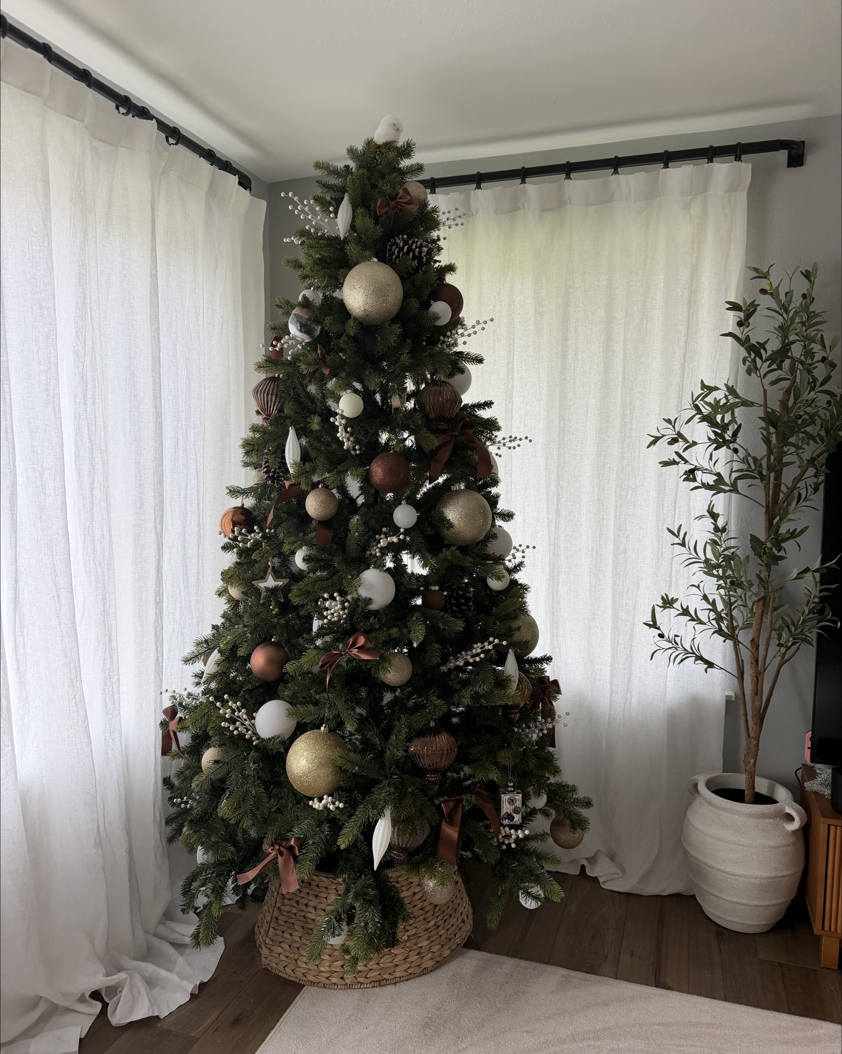 rustic browns, creams, and gold Christmas tree decorations!! 

#LTKHoliday #LTKHome