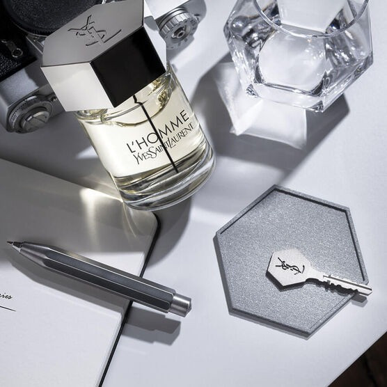 Dos perumes masculinos de Yves Saint Laurent, já usei o Kouros original de 1981 (ele teve 15 versões no total). E tenho até hoje La Nuit de L’Homme, um das muitas versões de linha L’Homme, que começou em 2006 e tem mais de 20 versões, como L’Intense e Ultime.

A fragrância Y (do perfumista Dominique Ropion) é novidade no Brasil, mas foi lançado originalmente em 2017. É da classe dos aromáticos. Seus traços mais marcantes são ambergris (um nome bonito para vômito de baleia que apesar de tudo tem um aroma sensual) e o frescor do acorde composto conhecido como aldeído. 

 #LTKbrasil #LTKbeleza #LTKhomens