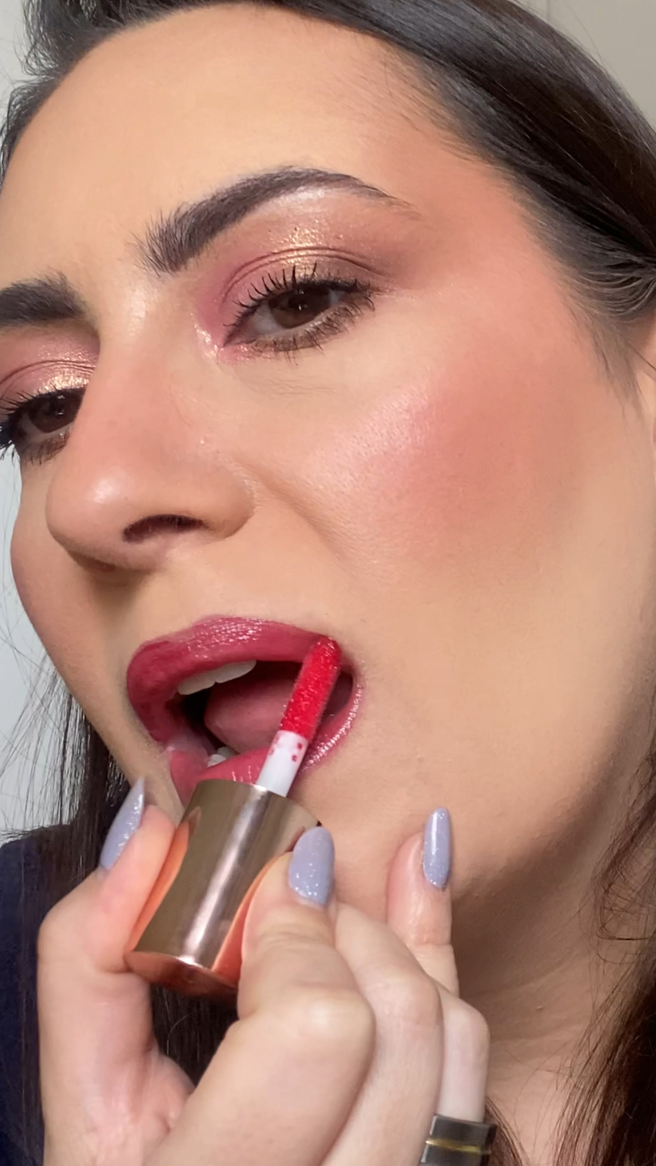 em comigo aplicar o BT CREAMY na cor Candy Apple comigo 🍎

Ele virou um vício na minha vida… é tipo um gloss, bem fininho, bem leve nos lábios que tem acabamento translúcido, mas a cor aparece sabe?
Ele não é um tint, ou seja, não pigmenta os lábio depois que o efeito do gloss sai.
A boca fica super hidratada mesmo depois que o que produto sai dos lábios, é super fácil de reaplicar…
Eu escolhi essa cor pois eu queria uma cor mais marcante, mais diferente do meu estilo, mas ainda sim, achei que combinou muito comigo!
Comprei o meu na @brunatavareshouse e claro que logo vou querer mais cores e vou te contar que os nudes estão perfeitos tbm…
Já quero fazer uma coleção deles!


#LTKbeauty #LTKbrasil #LTKGiftGuide