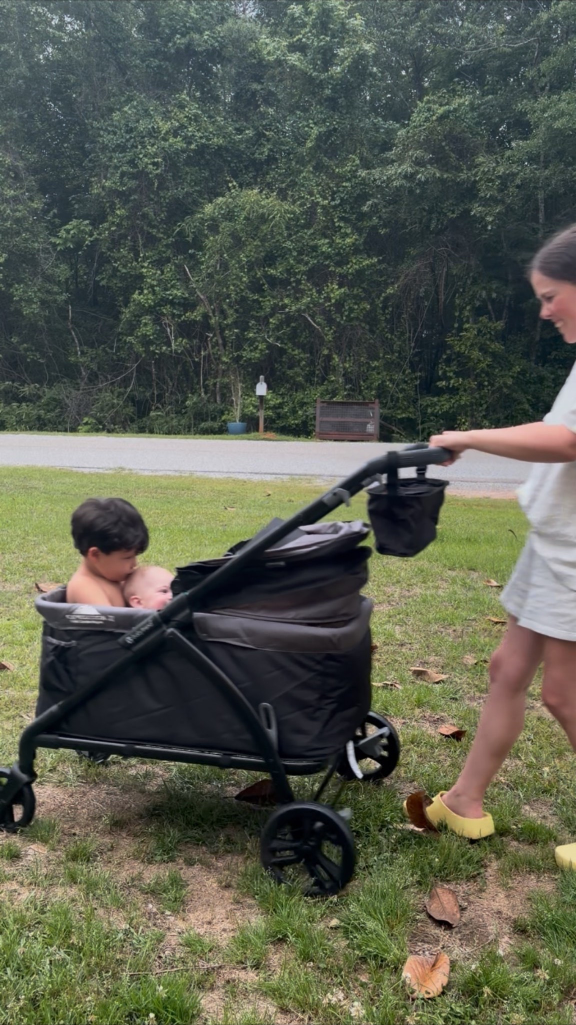 The best wagon for pulling and pushing toddlers around! This is the best price I’ve found! #toddlers #toddlermusthaves #momswithmultiplekids