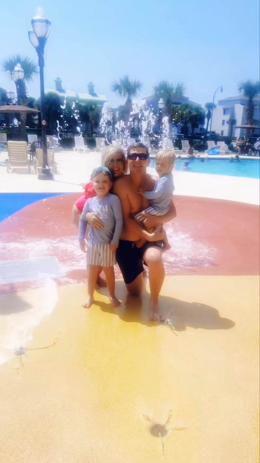 Nothing better than a Sunday funday 🌞 down by the pool 💦, splash pad 🪣, and lazy river 😎- the memories these sweet little ones will remember forever!!! 🌞✨