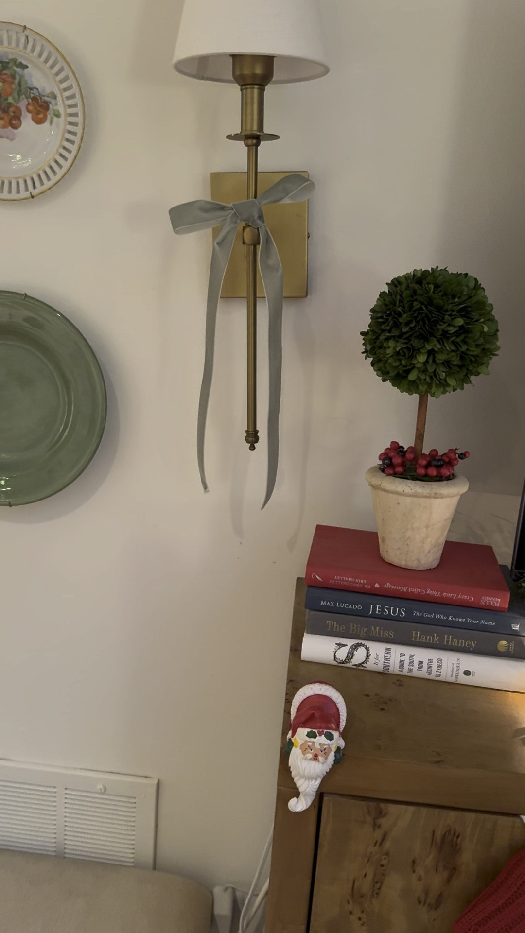 Love love love this Amazon velvet ribbon. Used it all over my house for Christmas bows and wrapping gifts. Ordered in blue and green
.
.
.
Christmas decorations, Christmas tree, bows, presents wrapping 