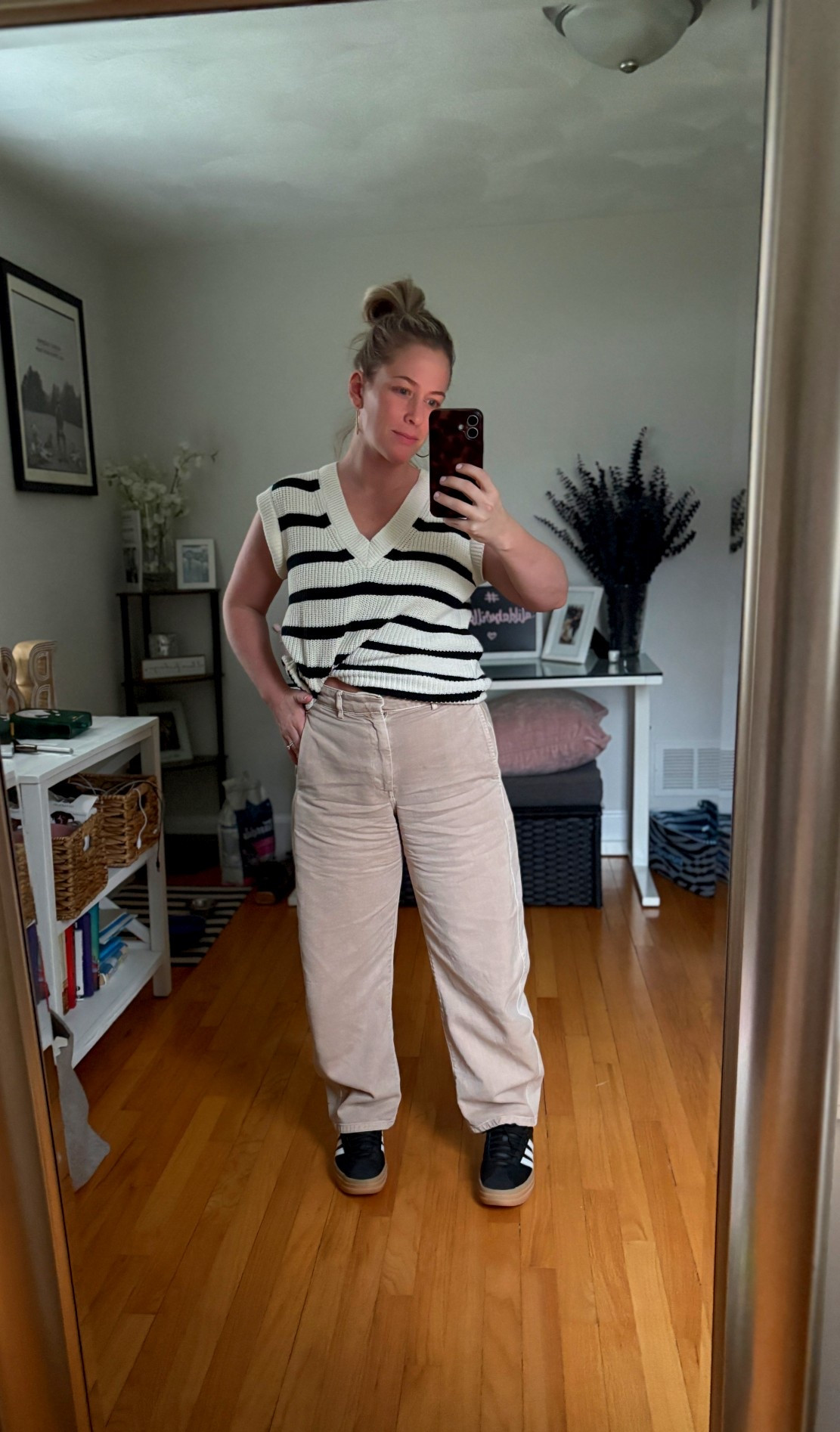 Khaki barrel pants
Love these! Especially the stitching in back. TTS but size up for a slouchy look like the model. Wearing 4 reg length. 
Perfect for work but still stylish 

#LTKWorkwear #LTKootd #LTKSaleAlert