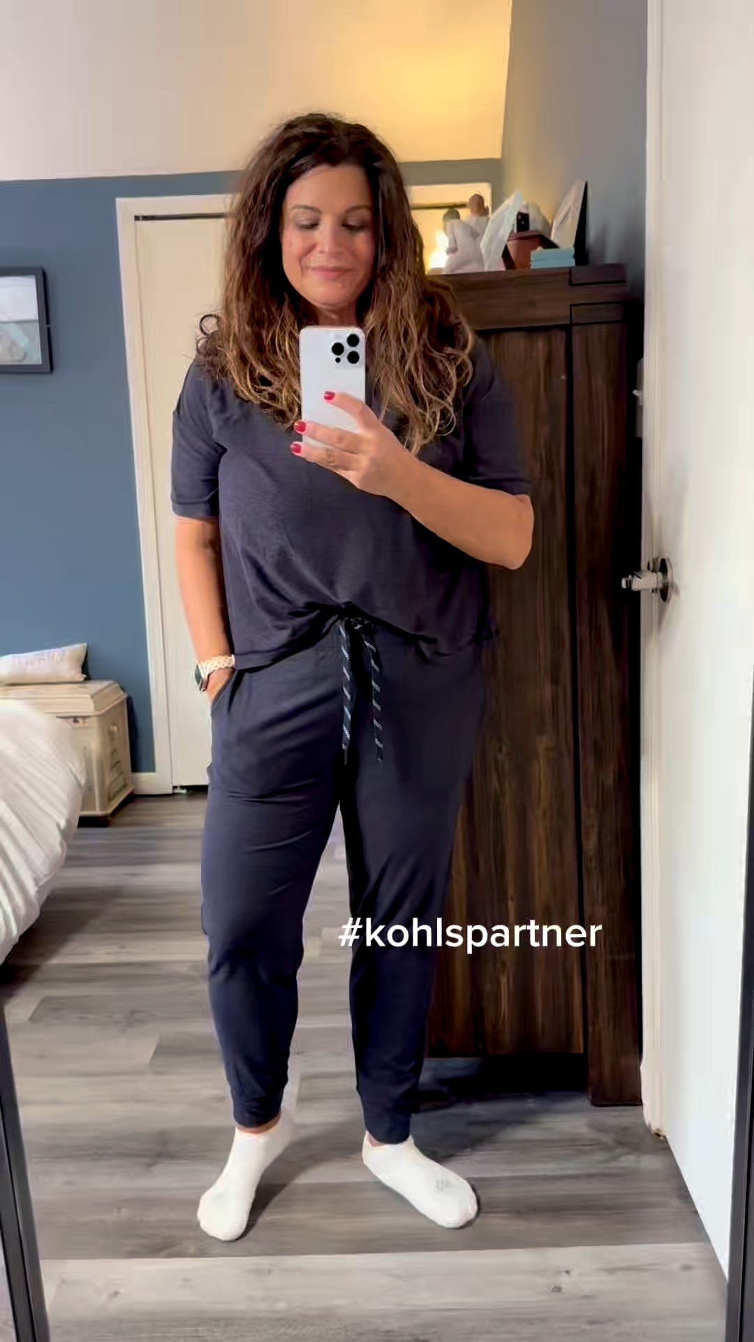 Wearing the FLX joggers + oversized tee from @kohls and they check all the boxes 🤍
The joggers have a wider waistband (postpartum moms, you know how important that is), an adjustable drawstring, and a really good length — not too short, not dragging. They’re buttery soft, super comfortable, and the mesh pockets are actually functional.
The FLX oversized tee is just as good — relaxed, breathable, and easy to throw on with anything. This set works for walking, light workouts, errands, or just everyday life.
The price point is really good, especially compared to other brands. Kohl’s almost always has sales, cardholder specials, and don’t forget to stack Kohl’s Cash when it’s available.
So happy with everything I tried — FLX is a win.
@kohls #AD #kohlspartner #kohlsfinds



#LTKootd #LTKmomlife #LTKfitnessgoals