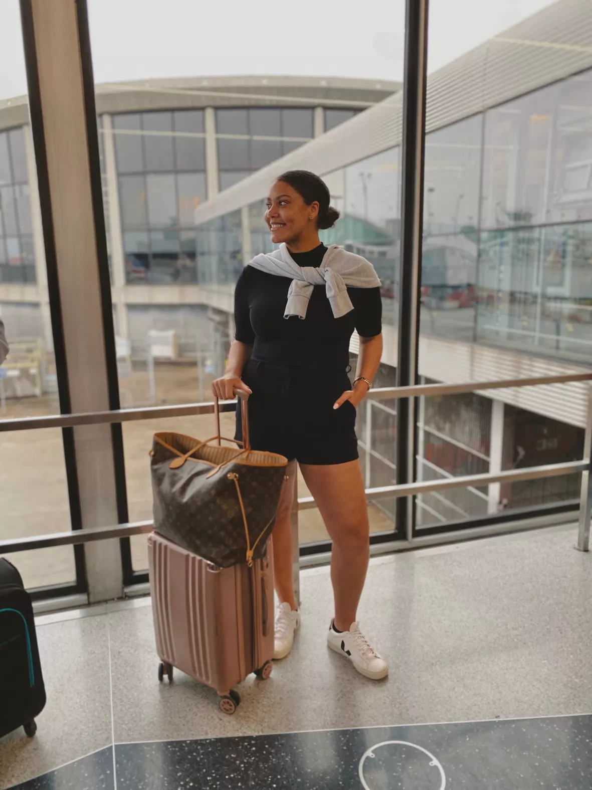 outfit airport louis vuitton luggage