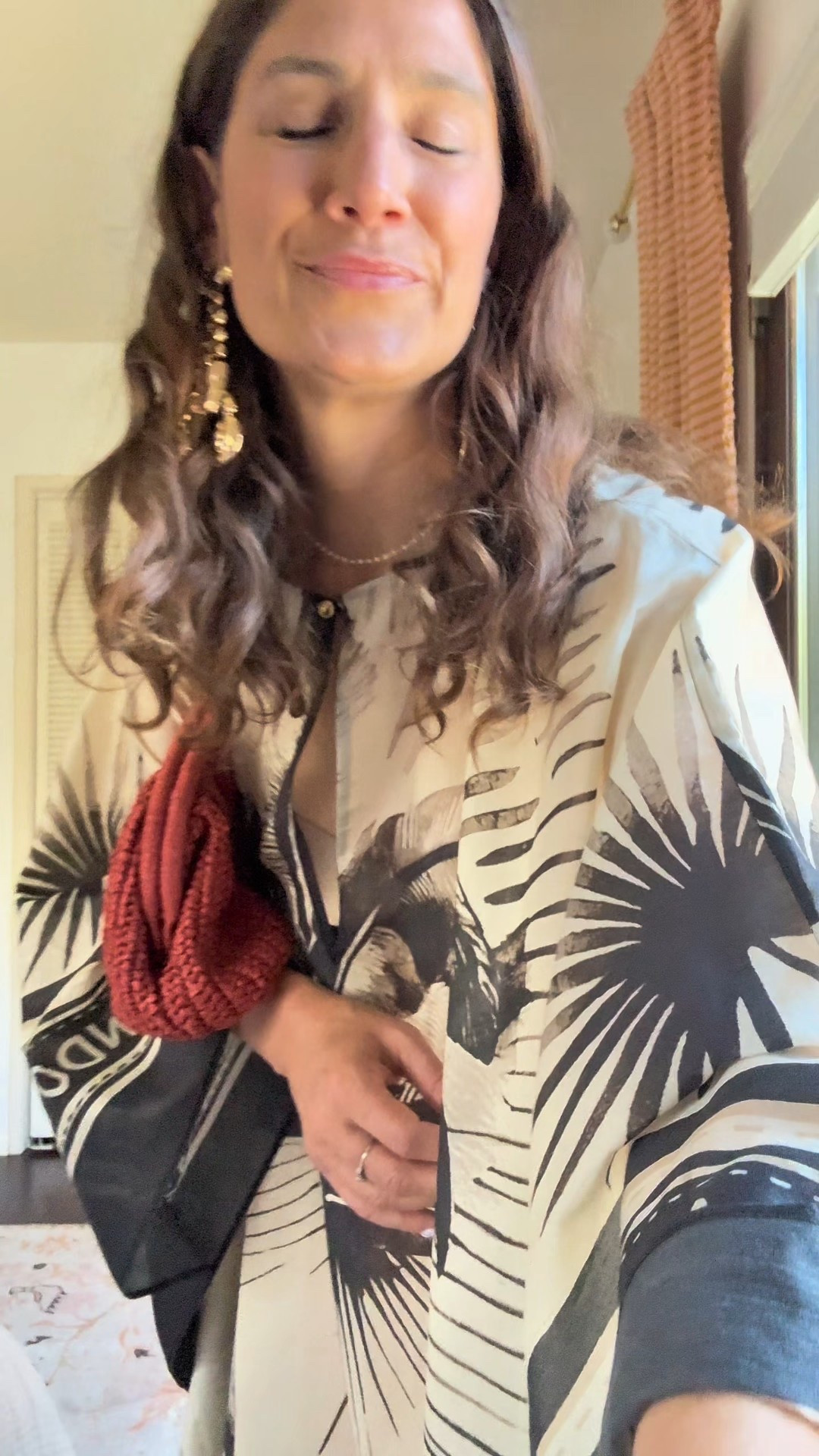 This black & white kaftan dress from @hm is all about timeless elegance  clean lines, flattering fit, effortless polish.
But the real power move? A pop of red with a colorful bag by @mango
Minimal look, maximum impact.

#casualoutfitsideas #styling #summertimev#casualstyle #howtostyleit #fashionista #styleoftheday @shop.ltk @ltk.creators

#LTKOver40 #LTKItBag #LTKStyleTip
