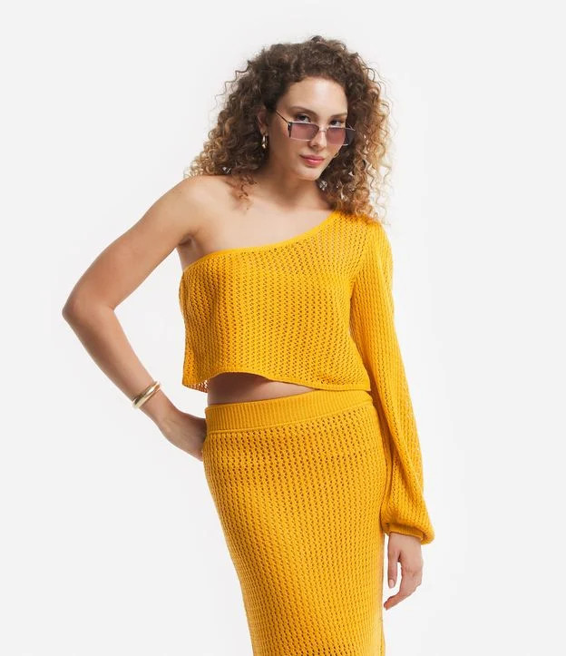 Blusa Cropped em Tricô Furadinha e com Um Ombro Só Amarelo | Renner (BR)