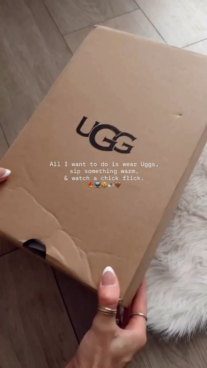 🤍These Uggs are the perfect fall shoe!