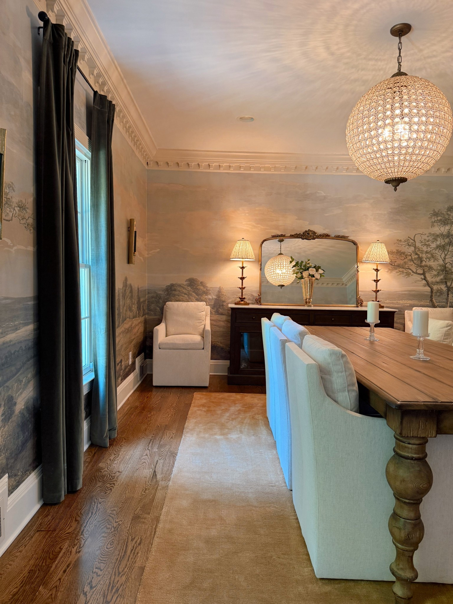 An ode to the dining room that doesn’t get used nearly enough! But we love it when we do 🤩