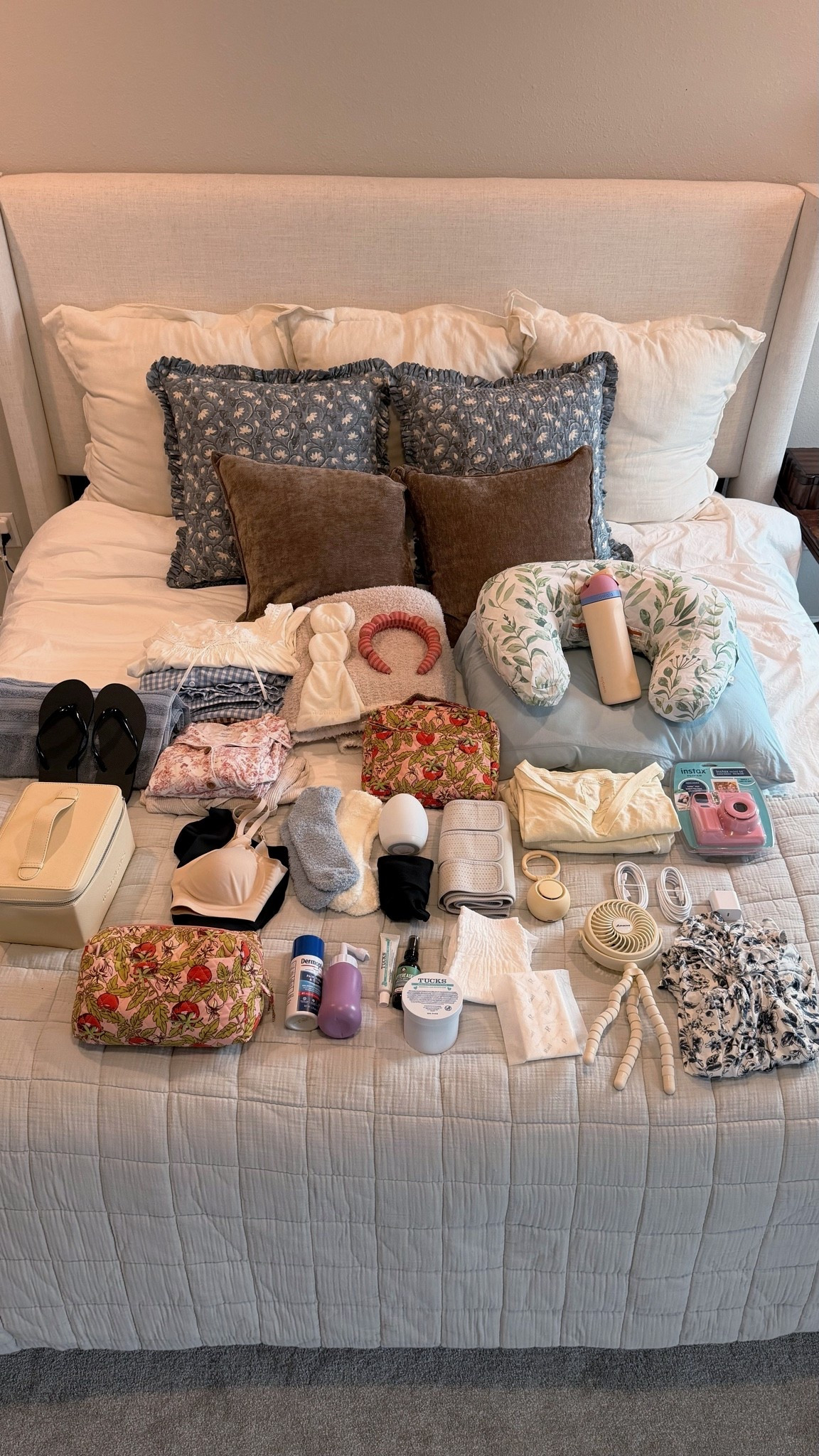 What I’m packing in my hospital bag for labor and delivery as a 2nd time mom! Hospital bag essentials, postpartum essentials🤍

#LTKmomlife #LTKBump #LTKBaby