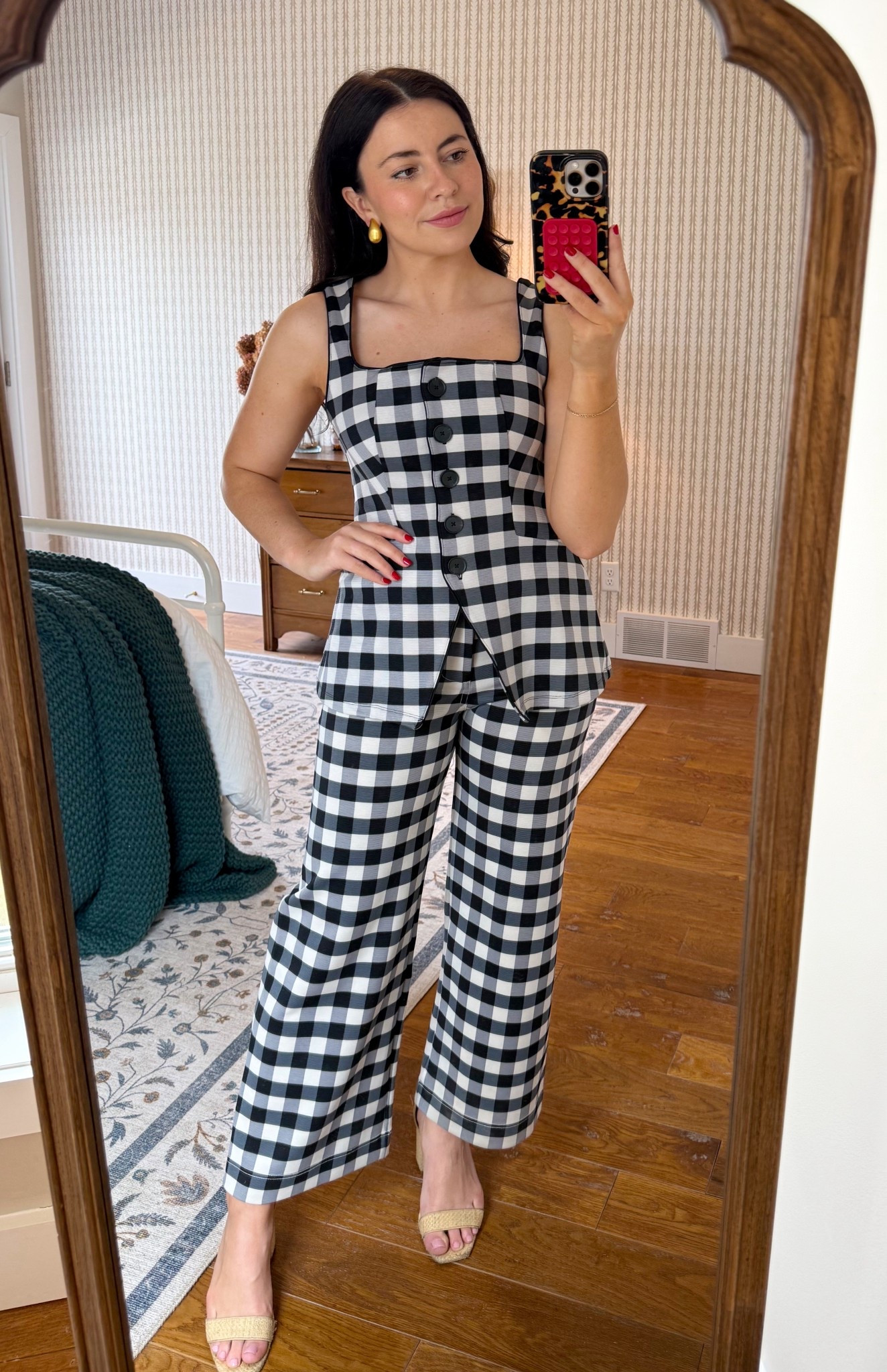 This gingham set is so stretchy & comfortable- it’s going to be on repeat for me this spring & summer💙