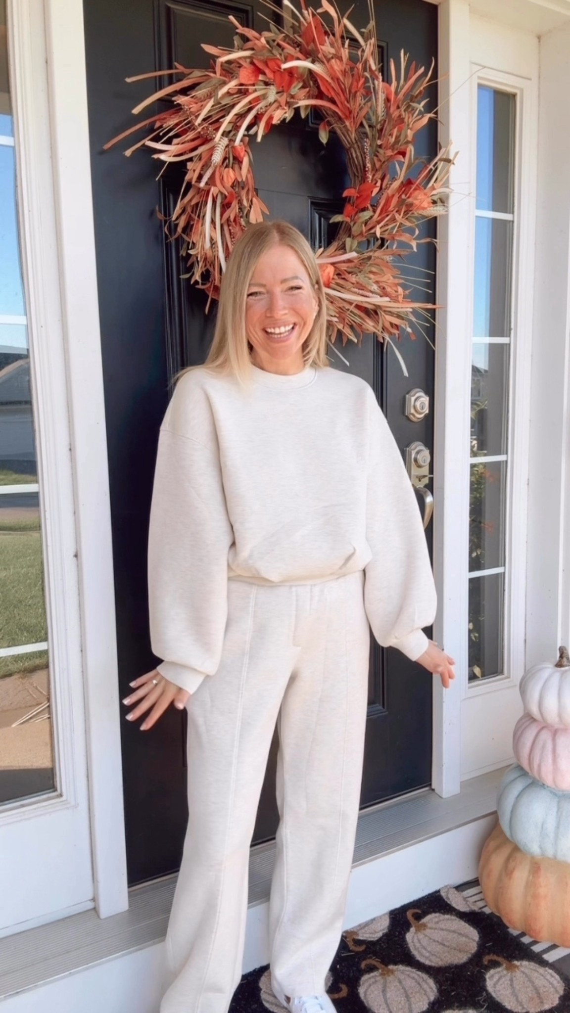 Old navy cropped sweatshirt & sweatpants set

Wearing my true size small P