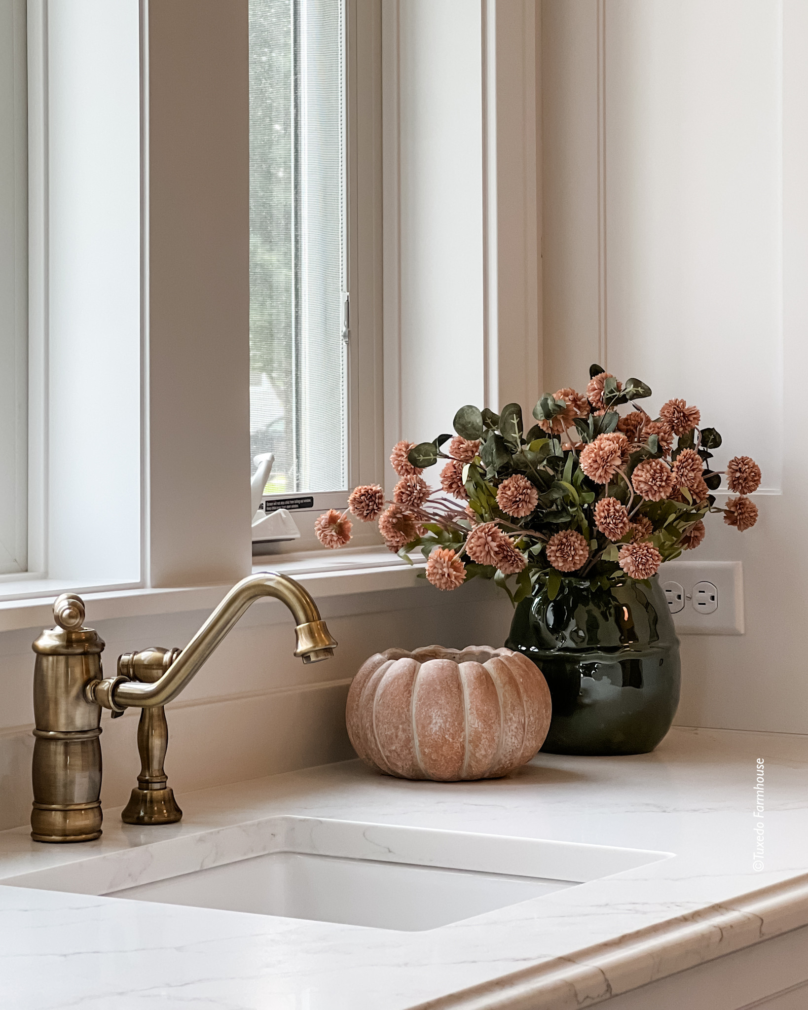 — Fall Amazon Stems — The prettiest little stems for fall! You get 10 mum stems and 2 eucalyptus stems for under $30. It’s so pretty in this green vase and perfect with the pumpkin
bowl! 

 

#LTKSaleAlert #LTKSeasonal #LTKHome