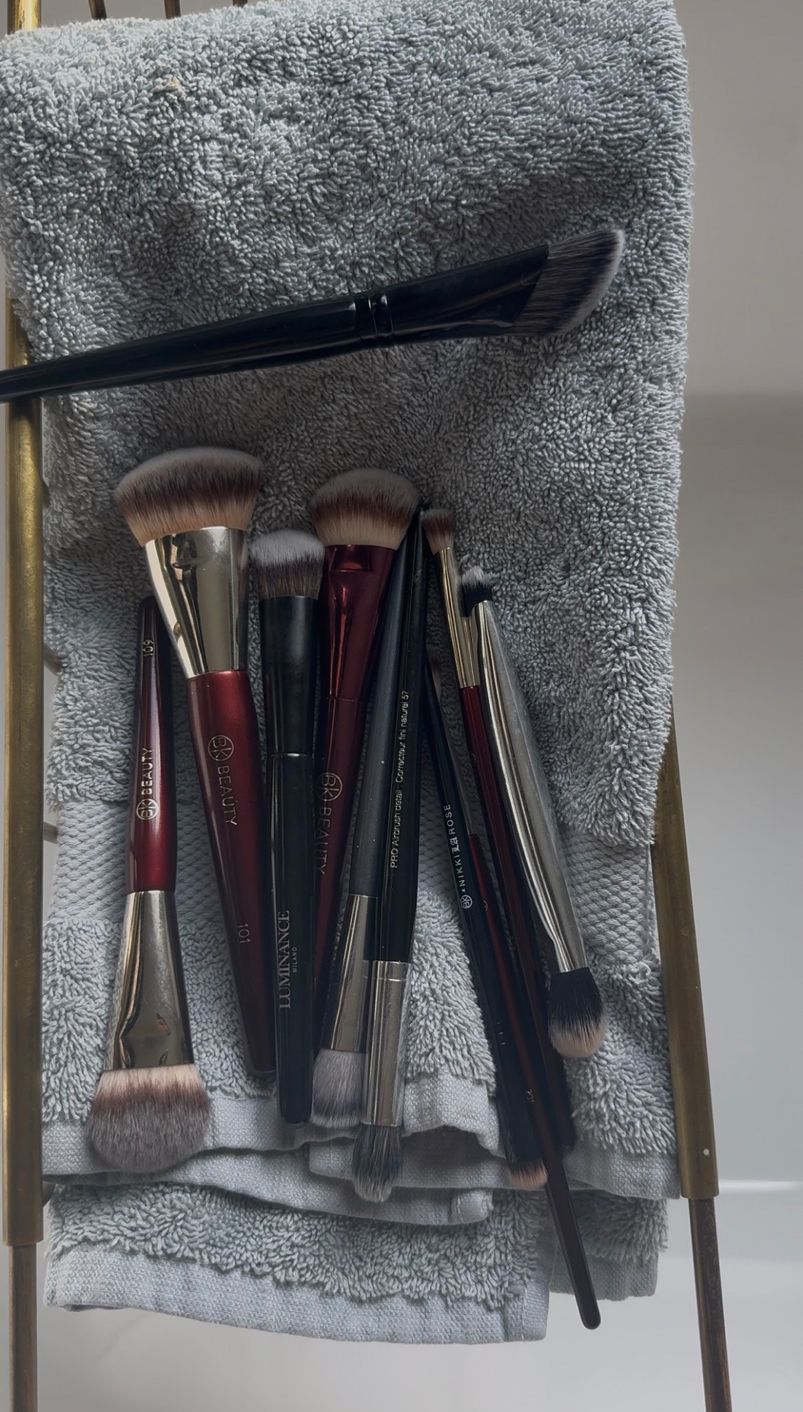 My favorite makeup brushes are 20% off today and I had to share 🤍

I truly cannot say enough good things about my BK Beauty brushes. I use them every single day, my daughter loves them too, and they’re one of my go-to gifts because they are just that good.

The quality, the way they apply makeup so effortlessly, and how they hold up over time… unmatched 🙌🏼

If you’ve been thinking about upgrading your brushes, this is the time. Grab them while they’re on sale—you will not regret it!

#makeupbrushes #beautyfavorites #makeuproutine #beautyfinds #everydaymakeup 

#LTKBeauty #LTKSaleAlert