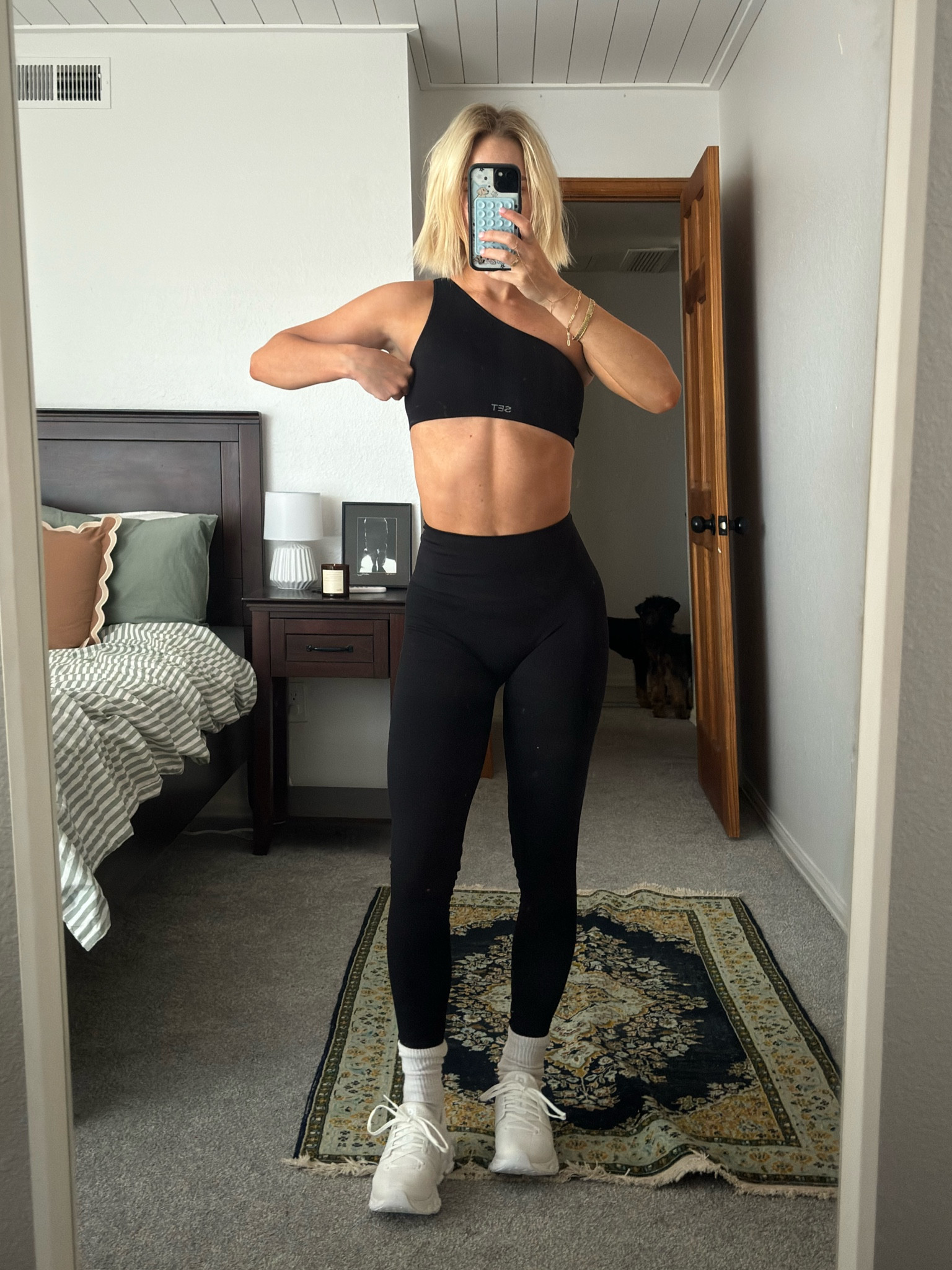 xs in both but could def size up to a small in the top ♥️ fabric is ~verryyyy~ compressing 