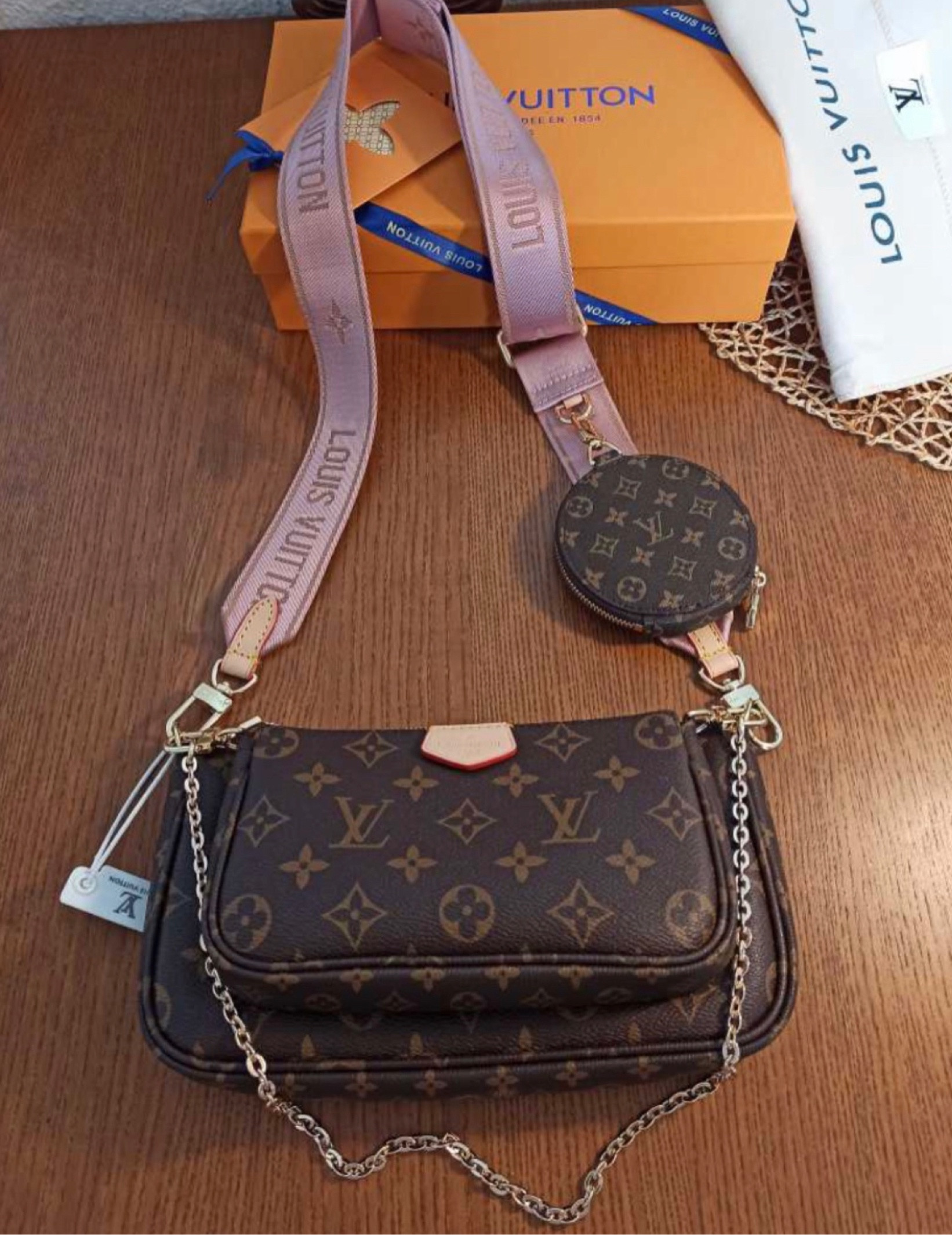 One of my favorite DH Gate finds! I’ve been using this bag for around 3 years and it’s still in perfect condition!!

Bag: Louis Vuitton Multi Pochette DUPE
 

#LTKitbag #LTKfindsunder50 #LTKGiftGuide