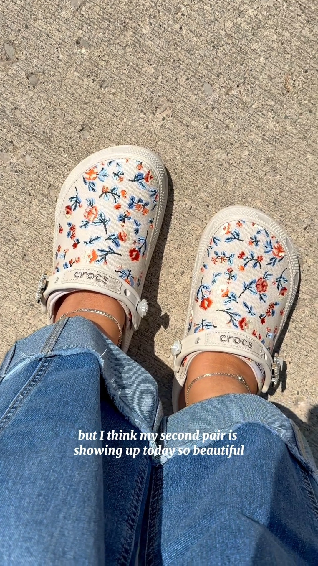 Adding floral Crocs to every outfit this summer 🌸✨
#crocspartner #crocs #ad @crocs