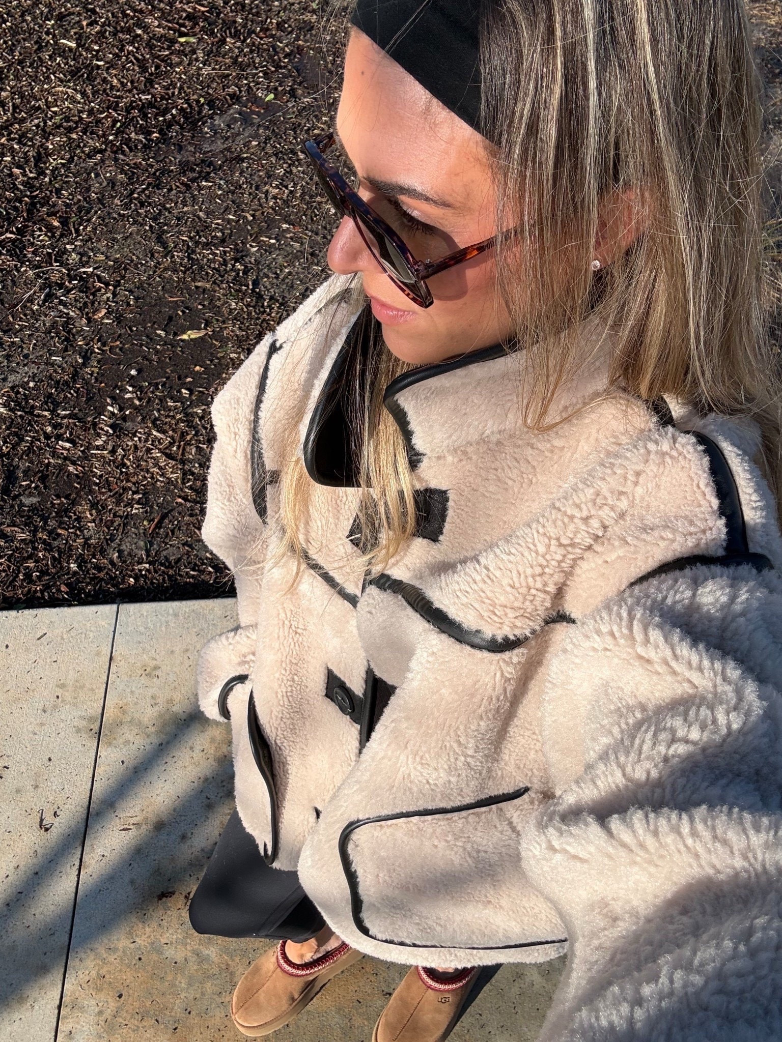 Last night’s storm brought in the chilly temperatures, the perfect reason to finally pull out my new jacket 😍 This one is from Jane + Willow, I linked some similar options as well! 

Jane + Willow, Aritzia, Ugg, Amazon, everyday outfit, winter jacket outfit, reversible aherpa jacket, school drop off outfit, mom style, casual daytime outfit 

#LTKootd #LTKSeasonal #LTKgrwm