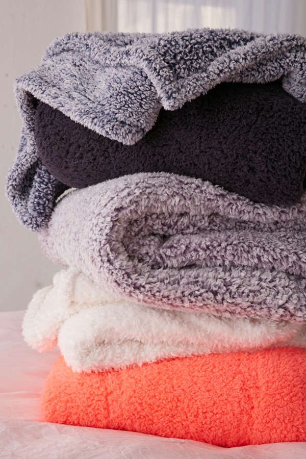 Amped Fleece Throw Blanket | Urban Outfitters US
