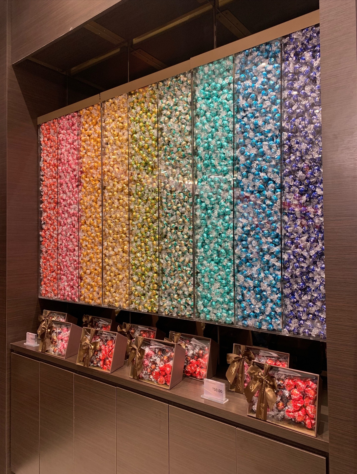 How pretty is the Lindt store!? 😍💝✨ Have you ever been to a Lindt store? 🍫 This one is in The Florida Mall 🥰🌴

#lindt #aesthetic #food #chocolate #lindt #truffles #sweets #candy #lindtchocolate #lindttruffles #travelcreator #smallcreator #microinfluencer