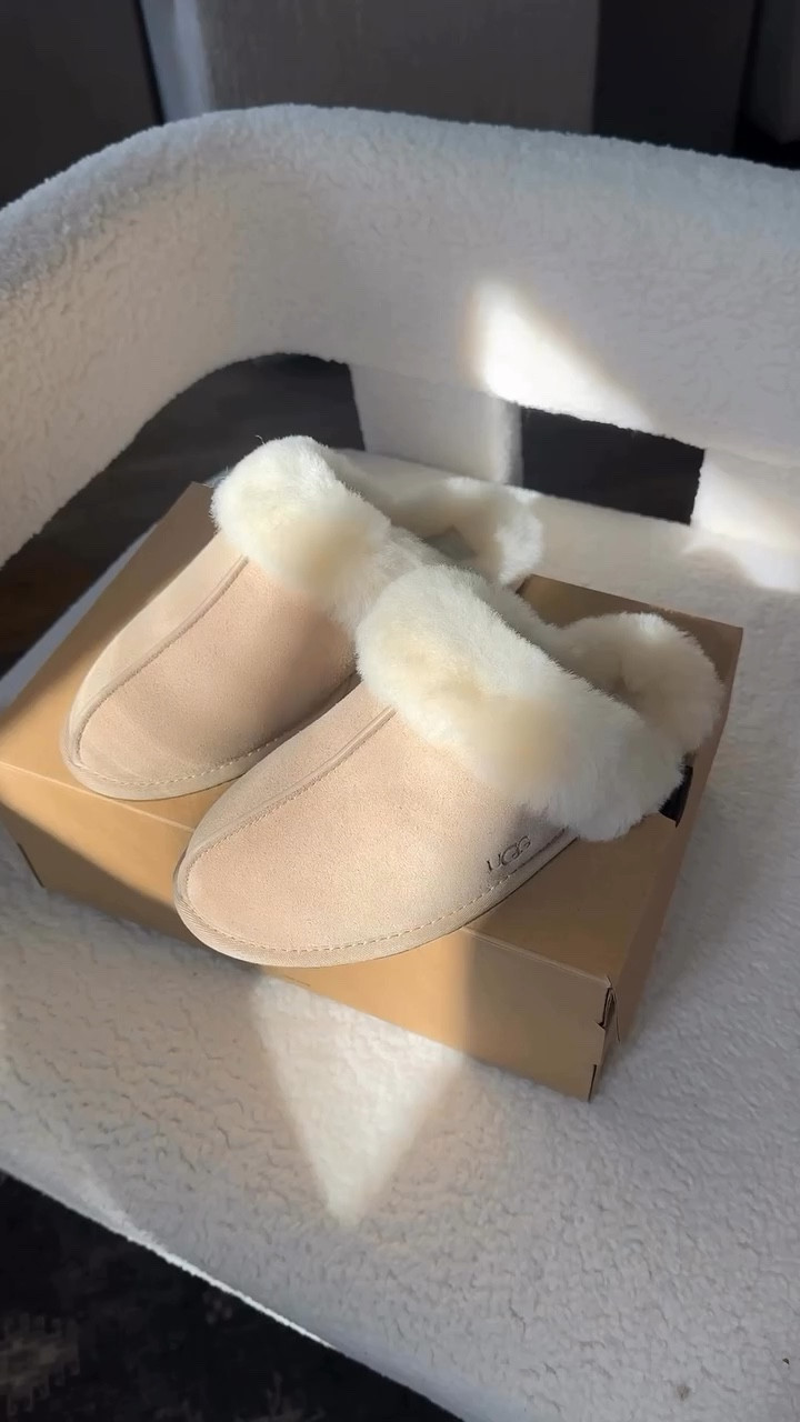 Unboxing my new favorite cozy slippers 🤍 these @ugg slippers are worth every penny. Since I wfh, I basically have been living in these and have been extra grateful for how cozy they are on these chilly days! 



#ugg #uggslippers #uggseason #unboxings #fashioncreators