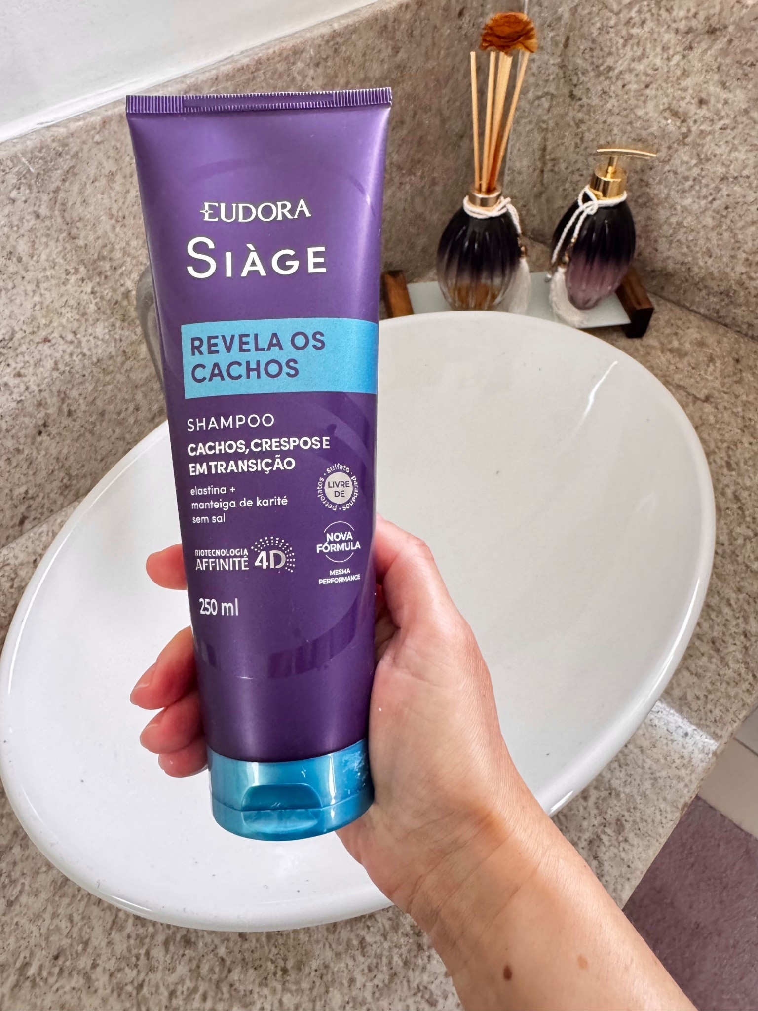 Estou testando a linha Siage para cachos da Eudora e já amei o resultado: a manteiga de karité traz leveza e cachos mais hidratados. 
E ainda: livre de sal, petrolatos e parabenos ✨

#LTKbrasil #LTKbeleza #LTKestilo50+
