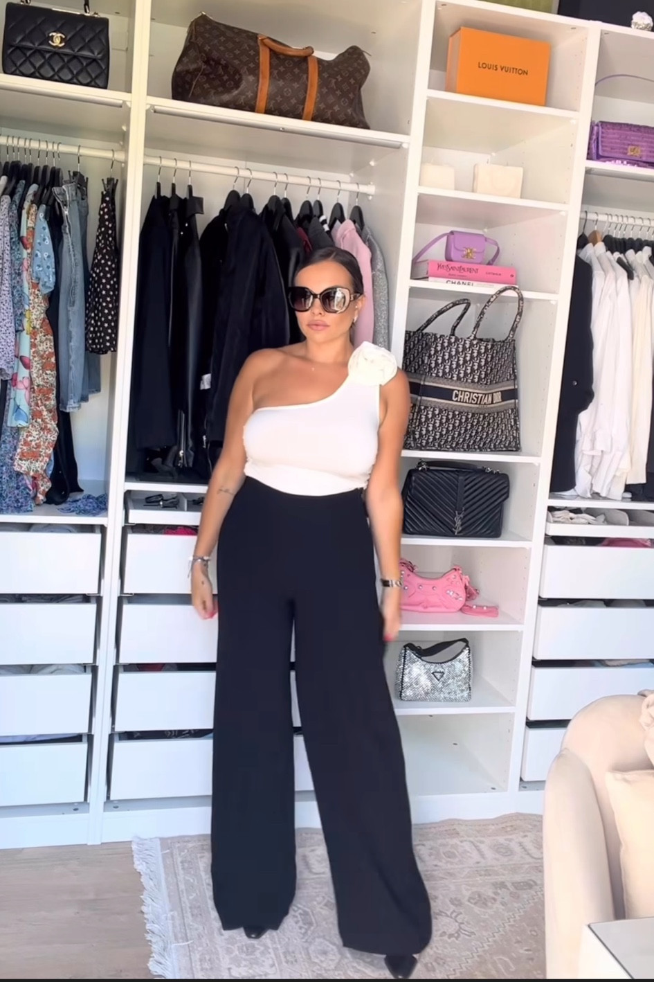 Tenue d’été simple et élégante top blanc avec détail fleur pantalon noir droit chaussures Jonak beige et noir 

#LTKstyletip #LTKSeasonal #LTKeurope