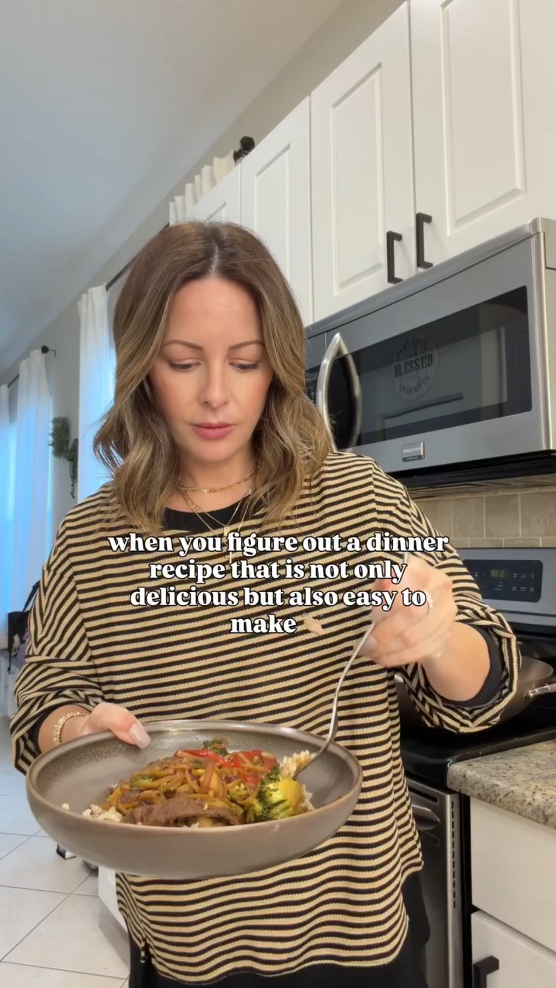 This has officially become a repeat meal over here 🤍 Steak stir fry with brown rice — easy, flexible, and everyone actually eats it.

No measurements, just vibes. I cook by eye, so follow along: ✨Thin sliced steak marinated in soy sauce + cornstarch ✨Any stir fry veggies you have (I usually grab the bag mix, but broccoli, carrots, peppers, mushrooms, snap peas, onions, garlic — all work) ✨Sesame oil, teriyaki sauce, and done.

Serve it over brown rice and call it a night 🙌 Save this for later & tag me if you make it!

#recipeinspo #momapproved #EasyDinnerIdeas #WeeknightMeals #momcooking