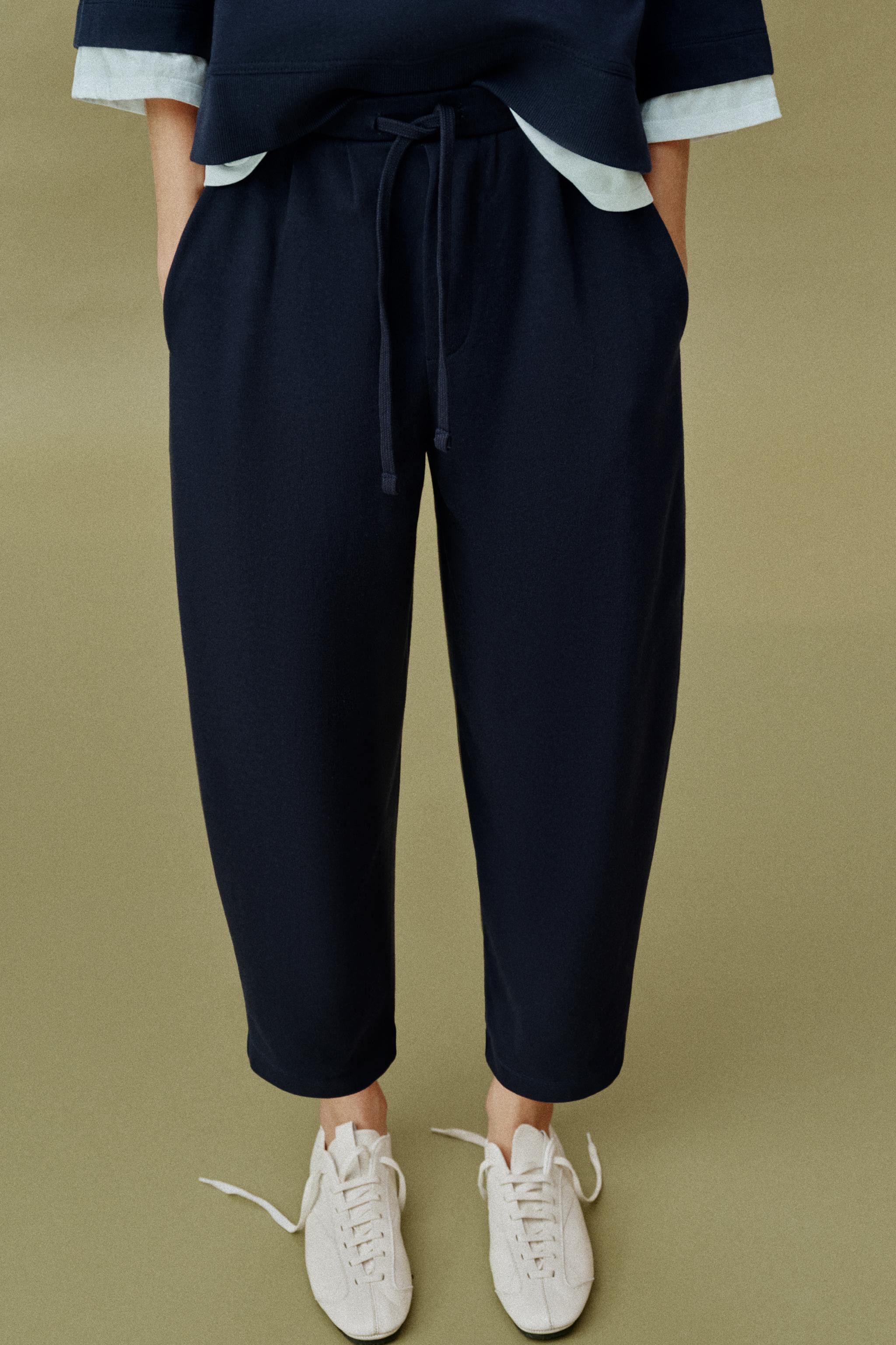 Trousers with main fabric made from a spun cotton blend. Mid-waist with adjustable elasticated dr... | Zara UK