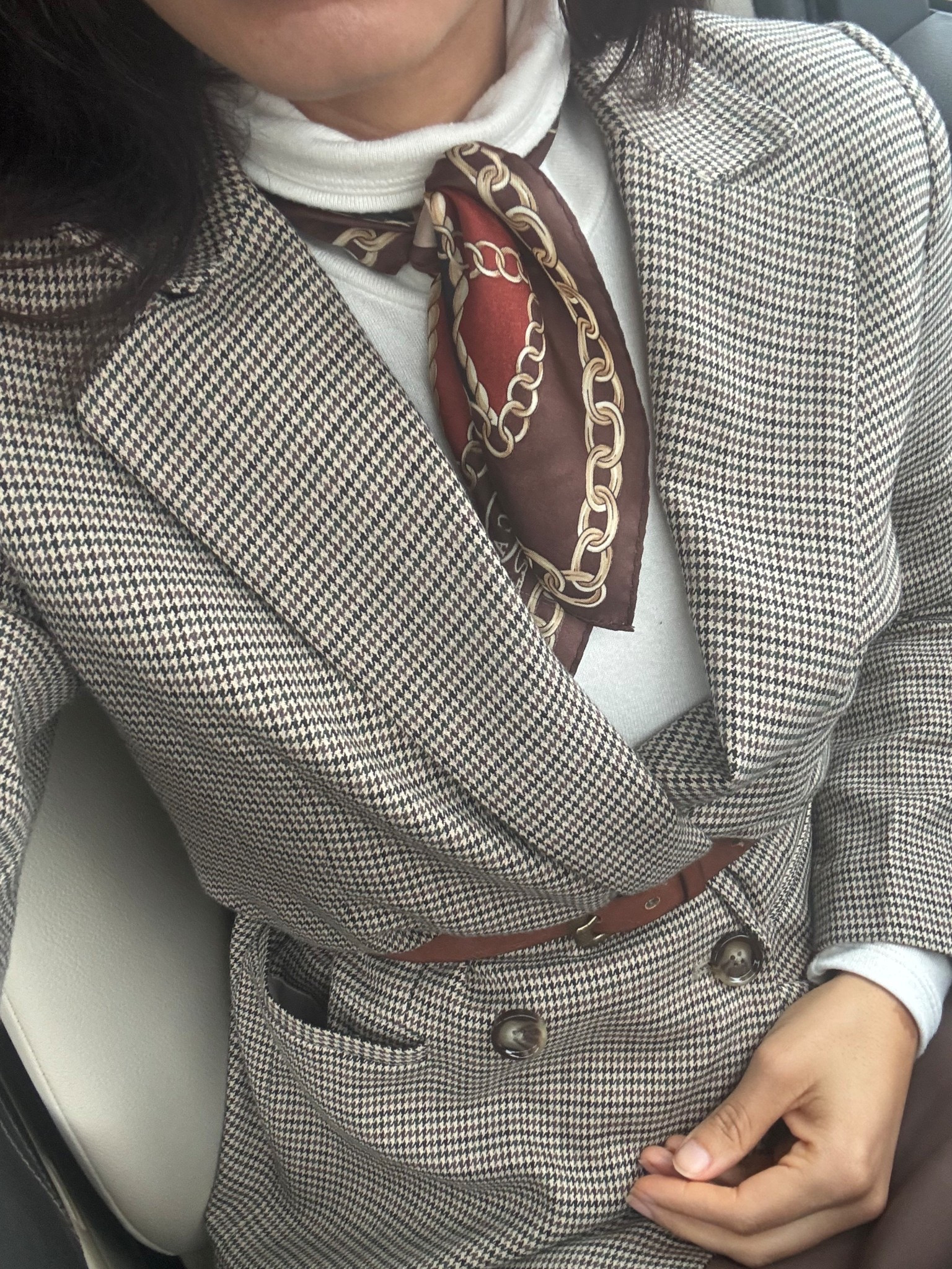 From Chanel to Oscar de la Renta, I love finding vintage designer scarves to add to my outfit. I’ve found great ones from ThredUp and designer resale shops! They look great paired with classic pieces like a blazer and turtleneck 

#LTKootd