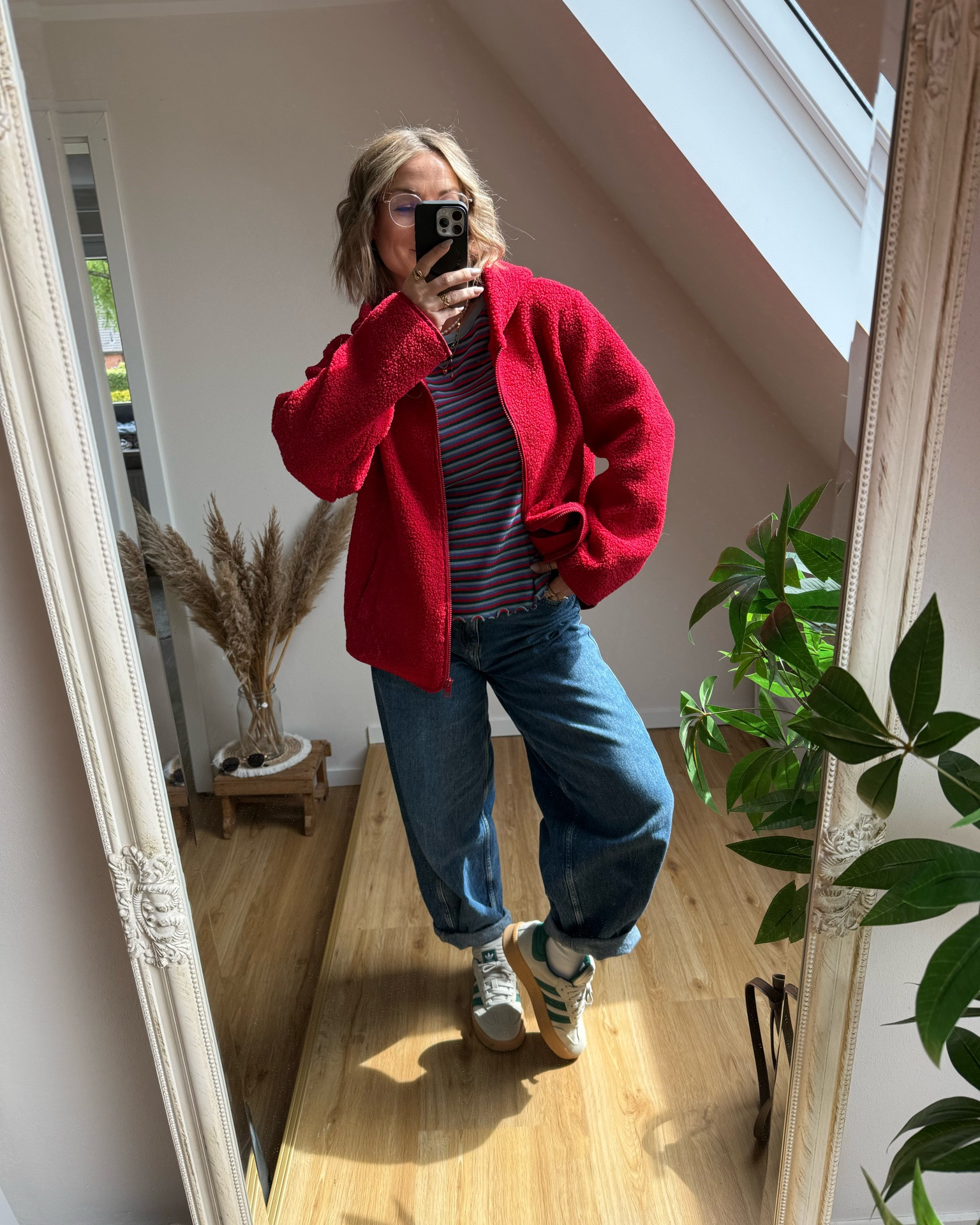 Mein Outfit of the day❤️💙💚

#Jacke #Rot #BarrelJeans #Jeans #Streifen #Longsleeve #Gestreift #LongsleeveStreifen#Adidas #Sneaker #Sommer #SommerOutfit #Frühlingsoutfit #BuntesOutfit #Bunt @Bonprix 
￼