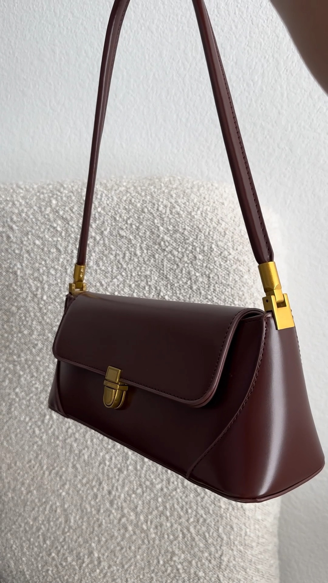 luxury for the low, you’ll never guess the price of this bag. this chocolate brown is such the perfect color for the fall, and it’s other color options are to die for. perks? the gold hardware AND it has purse feet. catch it for under $20 and thank me later. 


#LTKFindsUnder50 #LTKItBag #LTKSaleAlert