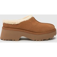 UGG new heights cozy clog sandals in chestnut | Schuh