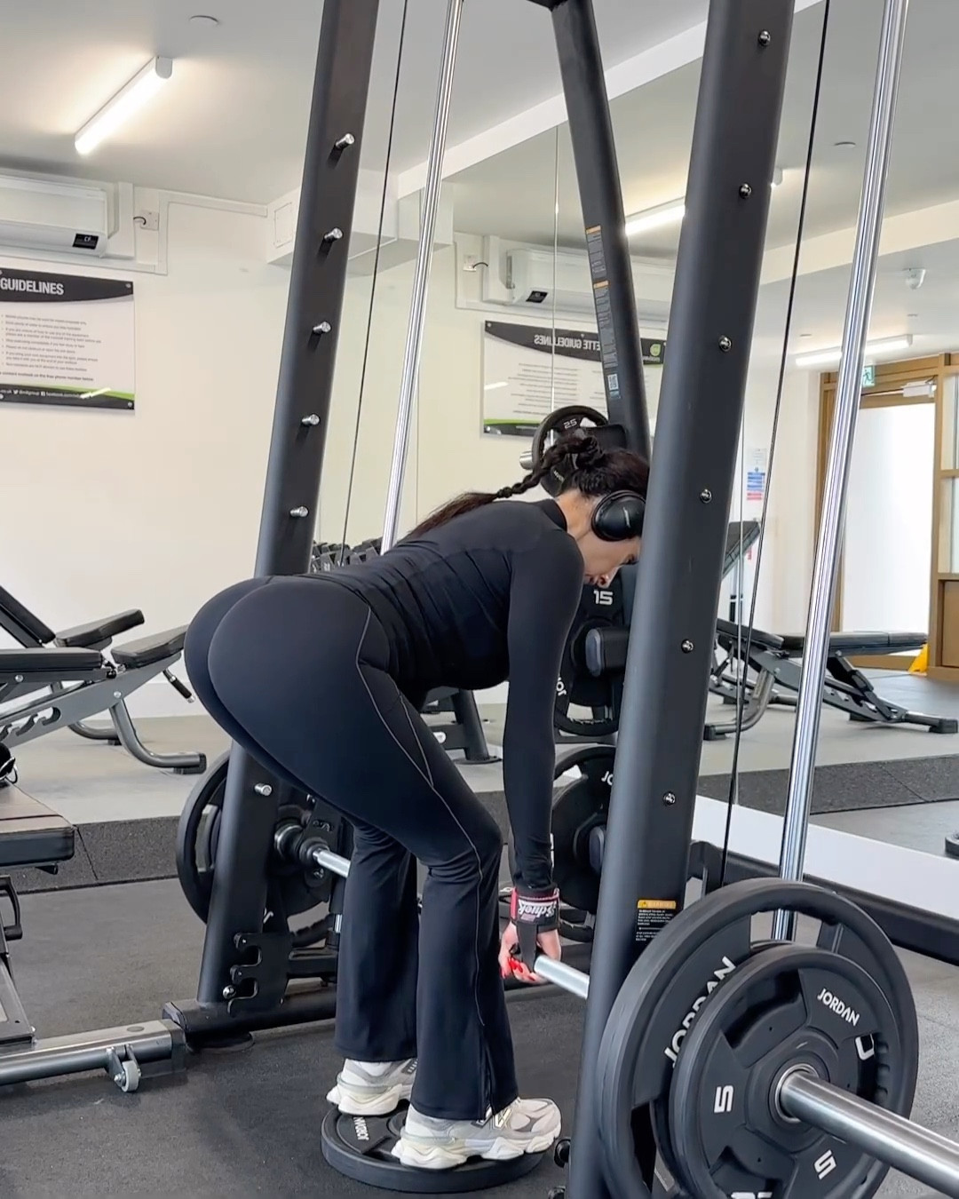 My all time faveee glute workout let’s go everyone 💅🏽🖤

Make sure you save and this one a go it’s unreal🔥

1️⃣Rdls 4x12-10
2️⃣Hipthrusts 4x8-12
3️⃣Db sumo squats 3x10-12
4️⃣Reverse lunge with slight twist 3x10-12
5️⃣kickback 3x12

Cc @fitnessdilekofficial 
🎥YouTube:FitnessDilek

#glutes #gluteworkout #glutegrowth #gym #gymvideos #gymrats #fitness #fitnesswomen #fitnessgirl




#LTKsummer #LTKfitness #LTKuk