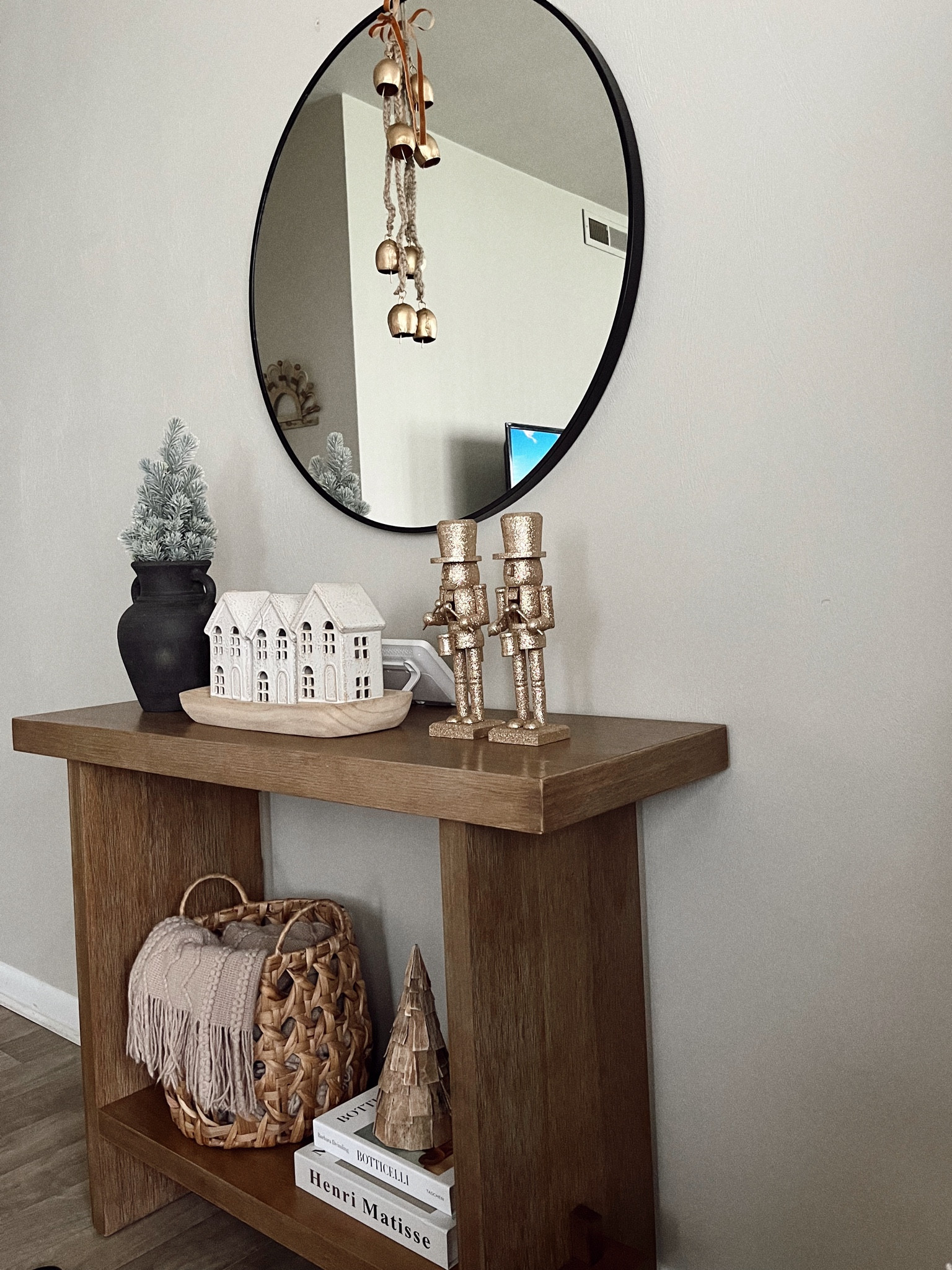 Entryway details 🌲✨

#LTKfindsunder100 #LTKHoliday