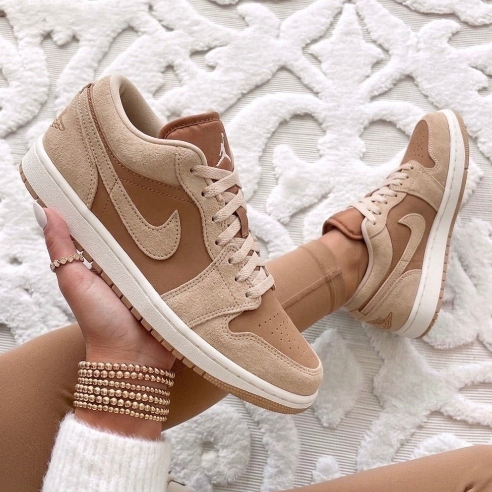 these are the prettiest neutral jordans, and the mix of suede and tan tones makes them go with literally everything from leggings to denim. 🤎

they run true to size for me and are super comfortable