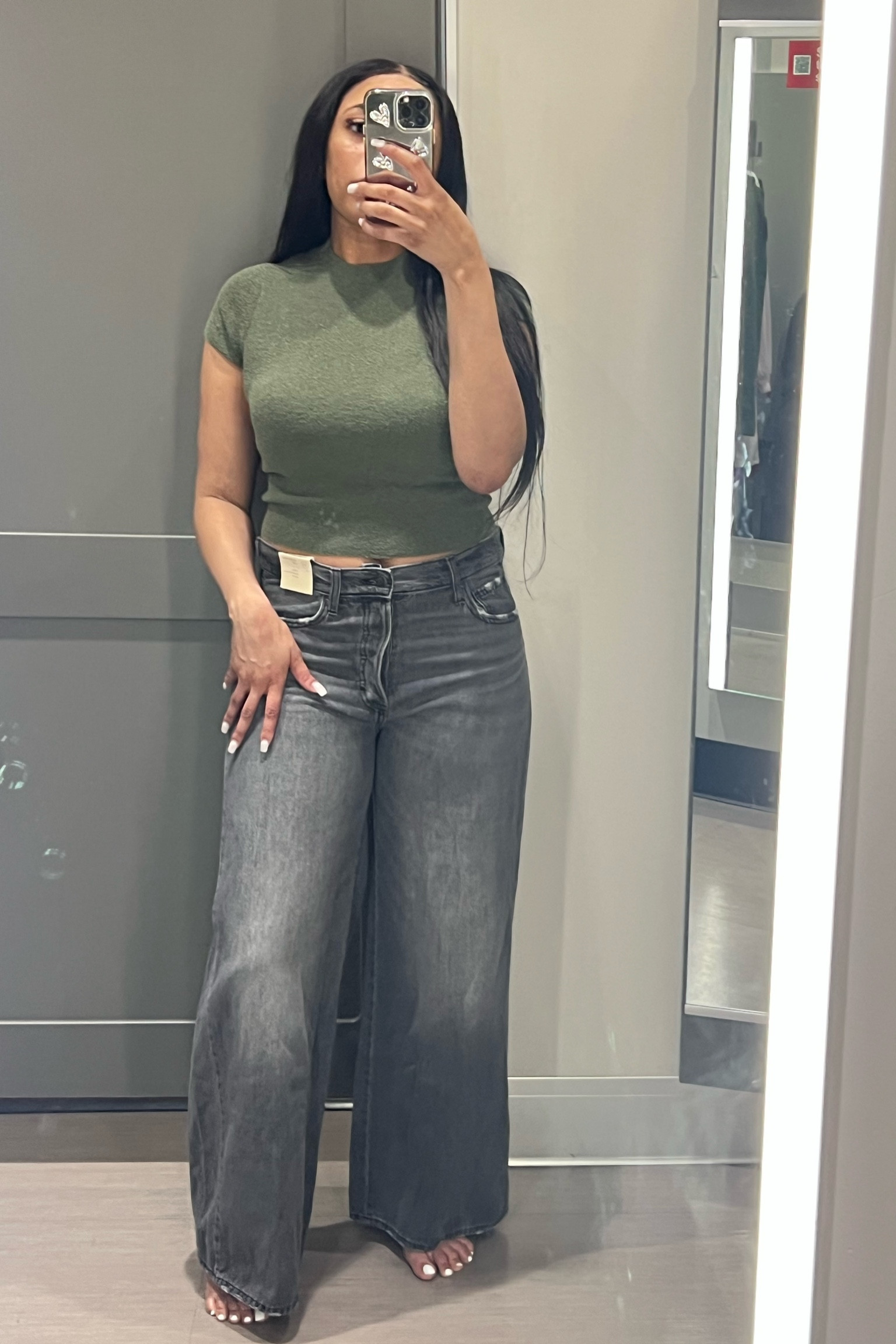 These 90s baggy jeans . Perfect casual bottom for dinner , movies , work , or brunch 

#LTKFindsUnder50 #LTKWatchNow #LTKStyleTip