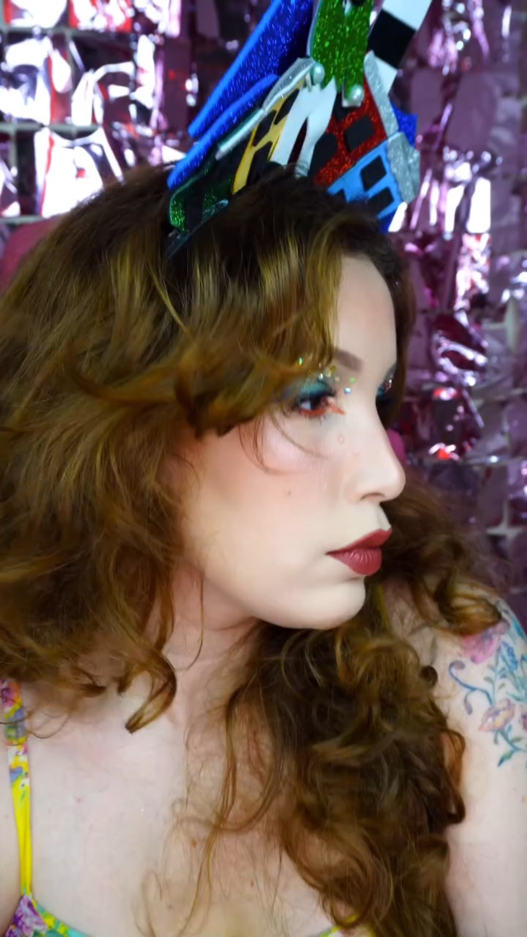 Produção 1: OhLinda! (Olinda) ✨ 

Produtos Usados:

- Paleta Bem vindo a Hogwarts de @quemdisseberenice 

-Lápis aqua Natura Faces, cor Laranja e caneta delineadora Natura Una cor laranja de @naturabroficial 

- Pedrarias de @rrmakes e @shopee_br 

- Blush stick mult + cor Bologna de @daichebellocosmetico 

- Iluminador Bt Marble cor glam pink de @linhabrunatavares 

Batom volumão, cor Tamarali de @quemdisseberenice 

Adereço/ Cabeça por @nicksilvaofc 
.
#carnavalOlinda #Ohlinda #Olinda #carnaval #maquiagemcarnaval #makecarnaval #carnavalpe #carnavalpernambuco #carnavalrecife