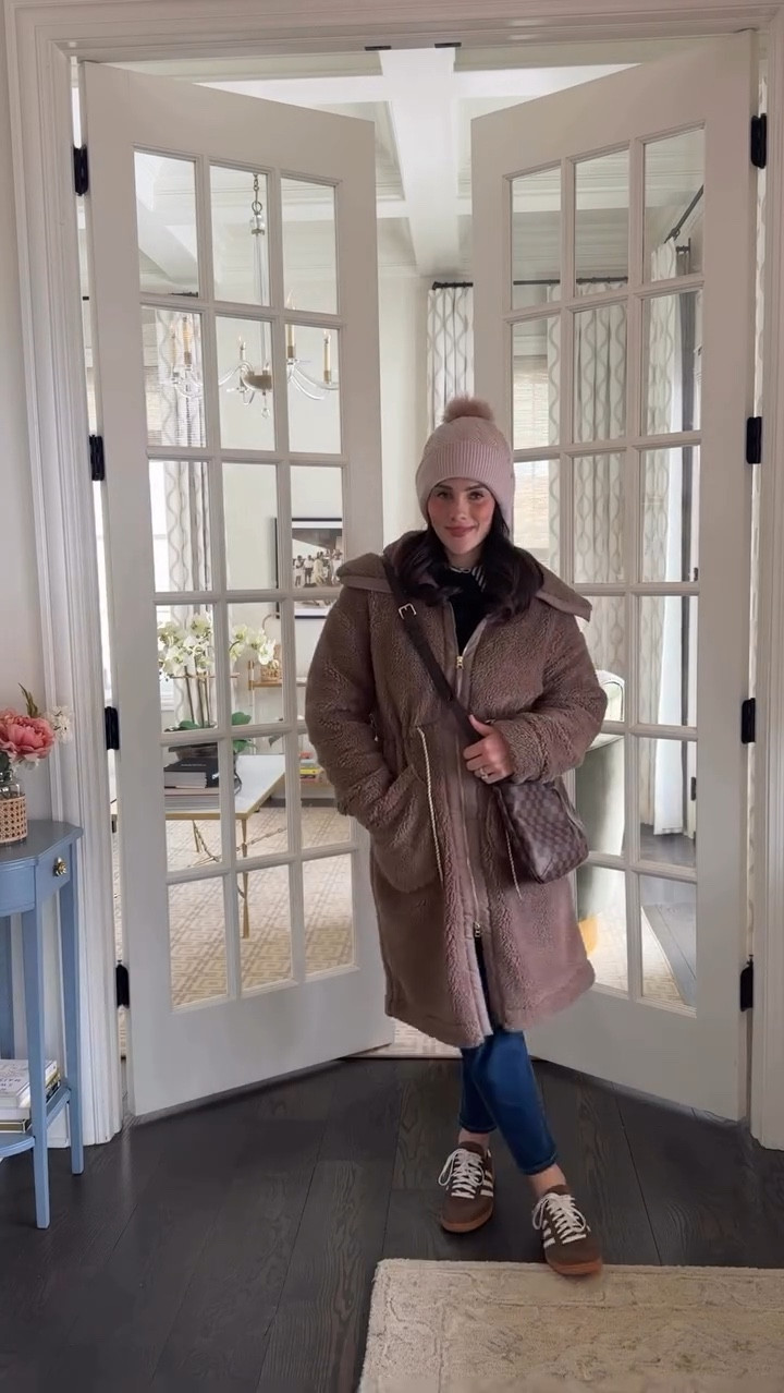 Teddy bear vibes for this freezing winter weather 🧸🎀

#winterlayers #teddycoat #varley #winterstyle #cozycoat